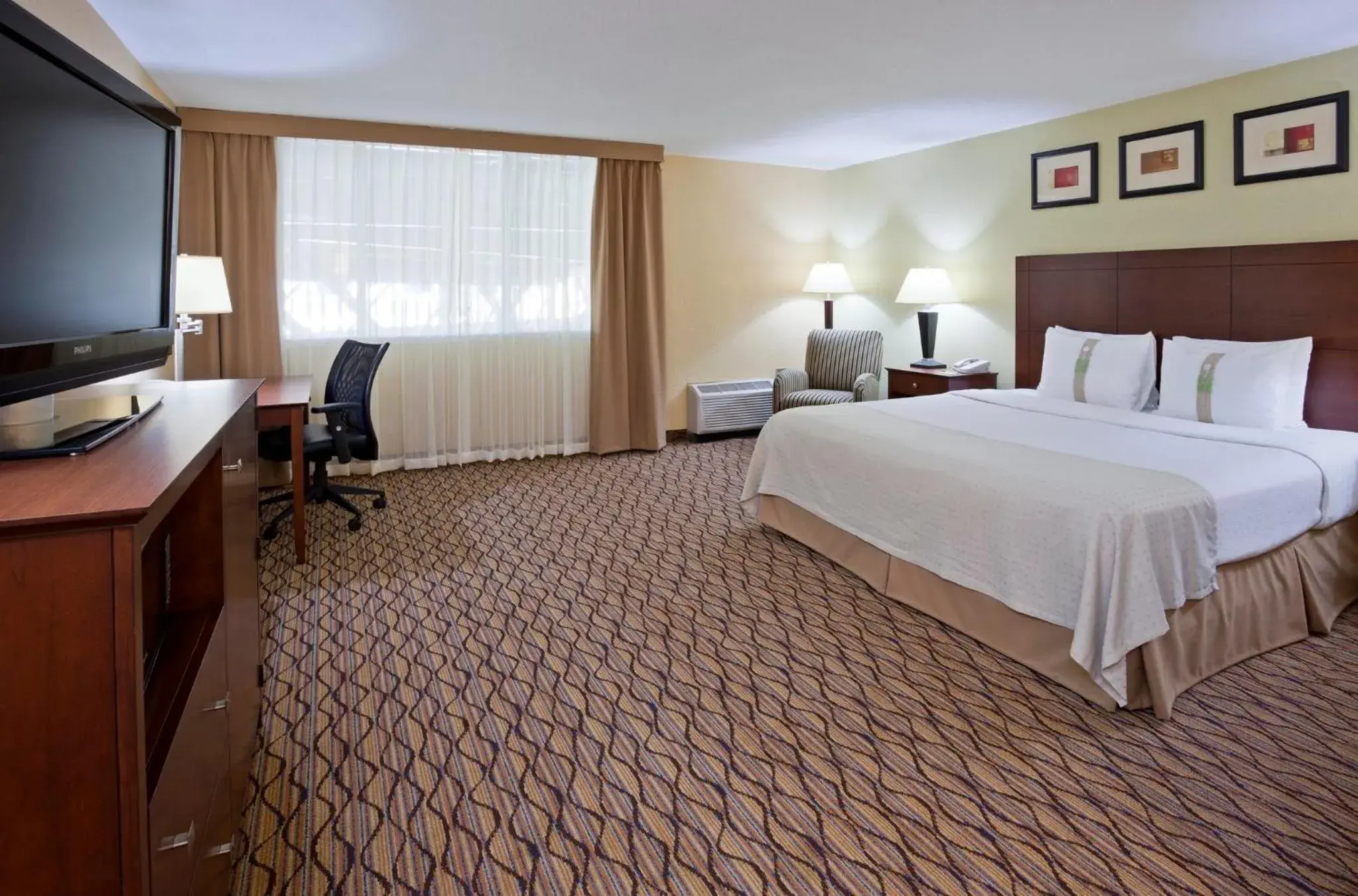 Photo of the whole room, Bed in Holiday Inn Bloomington Airport South- Mall Area