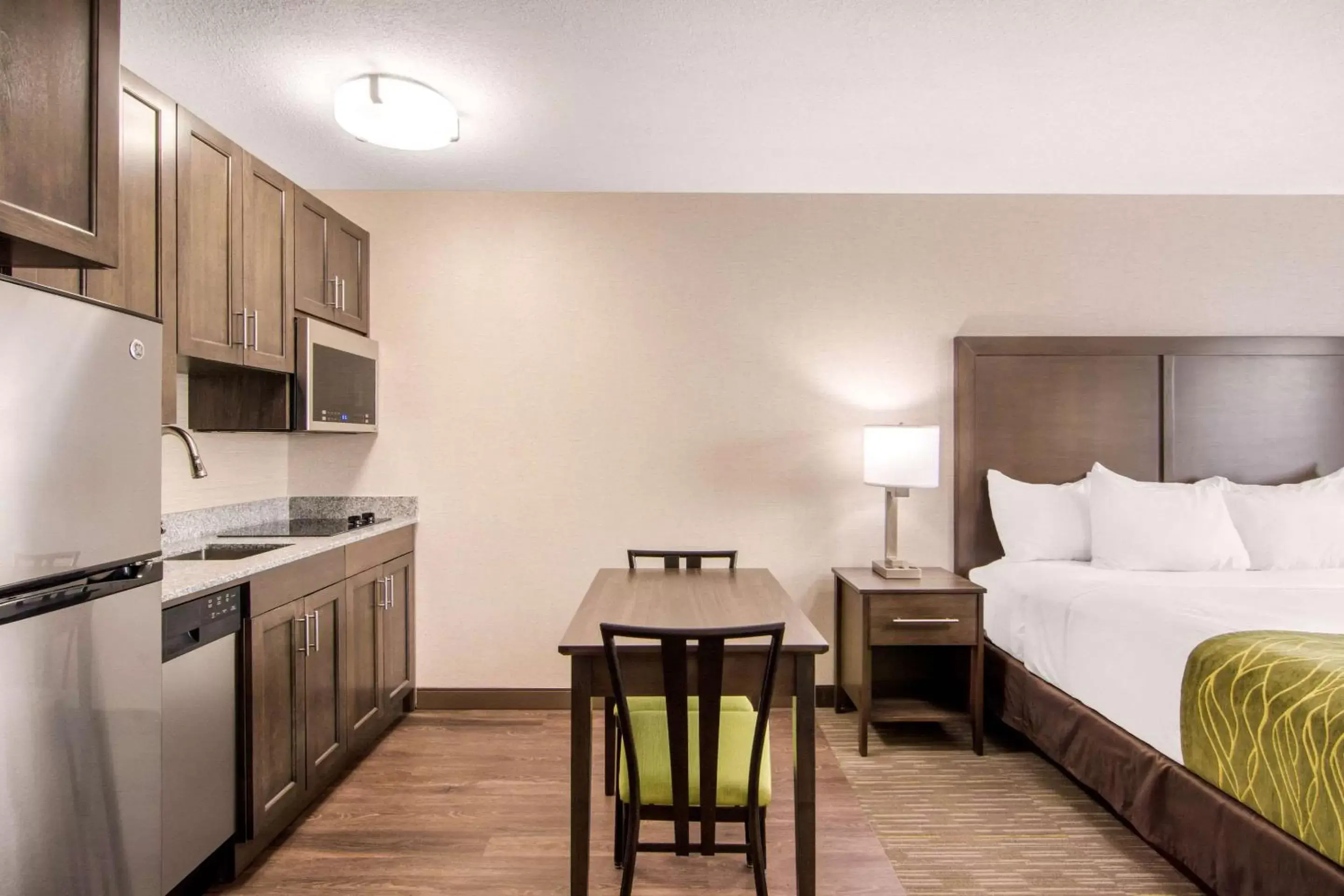 Photo of the whole room, Kitchen/Kitchenette in Comfort Inn & Suites Red Deer