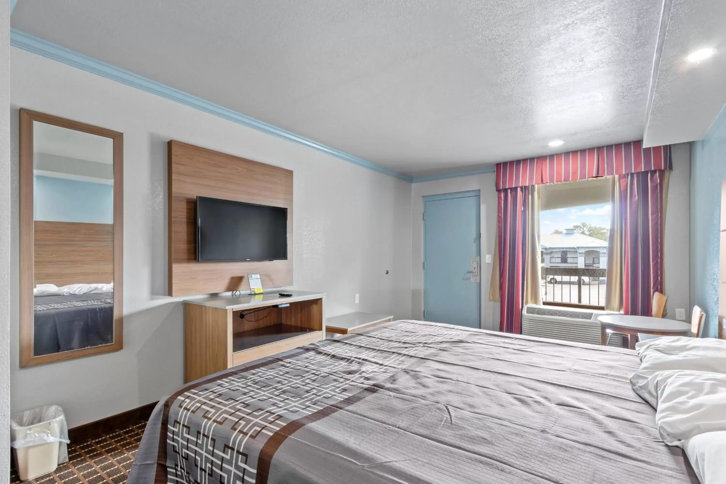 Bedroom, Bed in Regency Inn Near Boardwalk & Hurlburt Field Bedroom, Bed in Regency Inn Near Boardwalk & Hurlburt Field