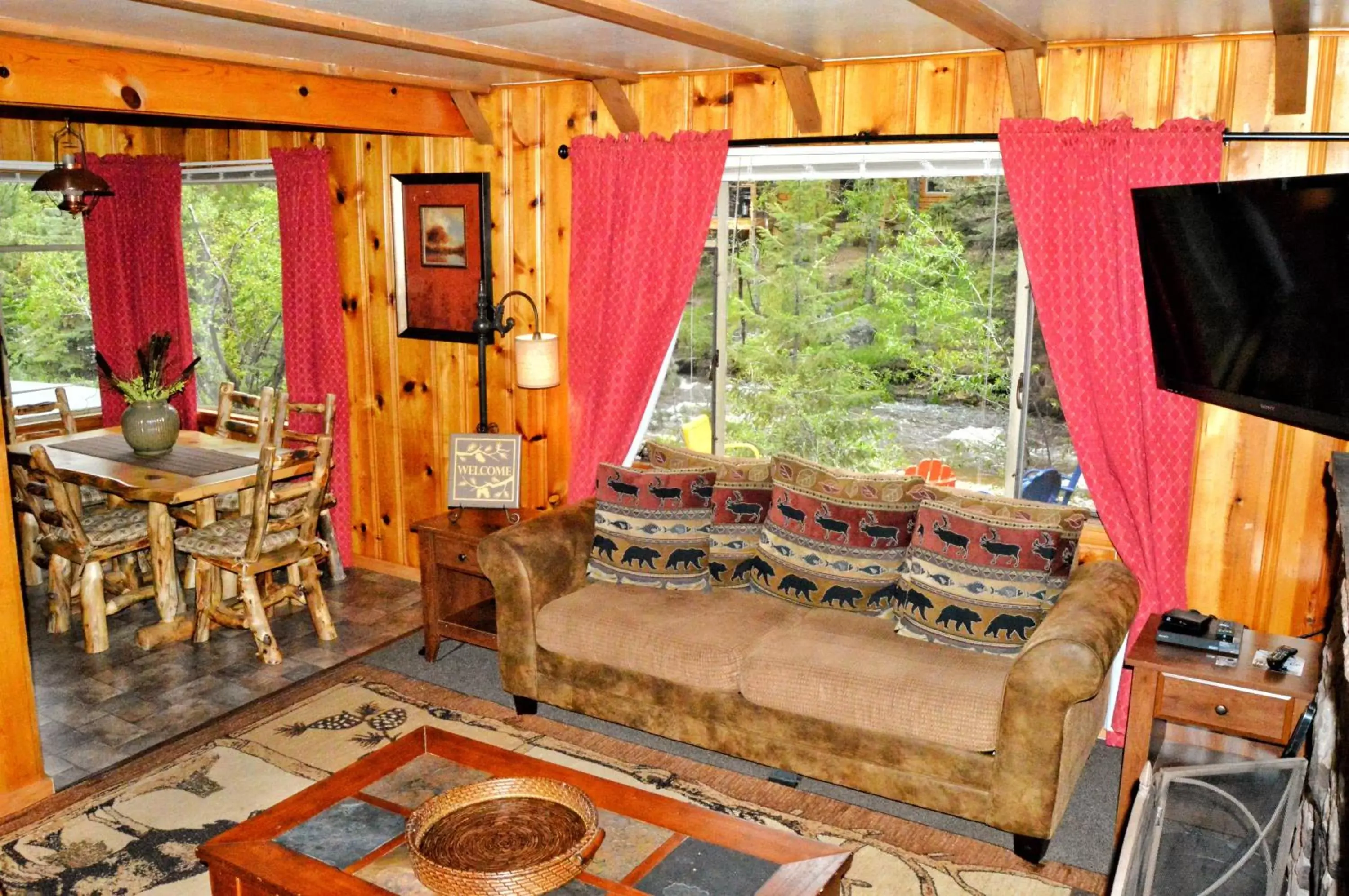 TV and multimedia, Seating Area in The Inn on Fall River & Fall River Cabins