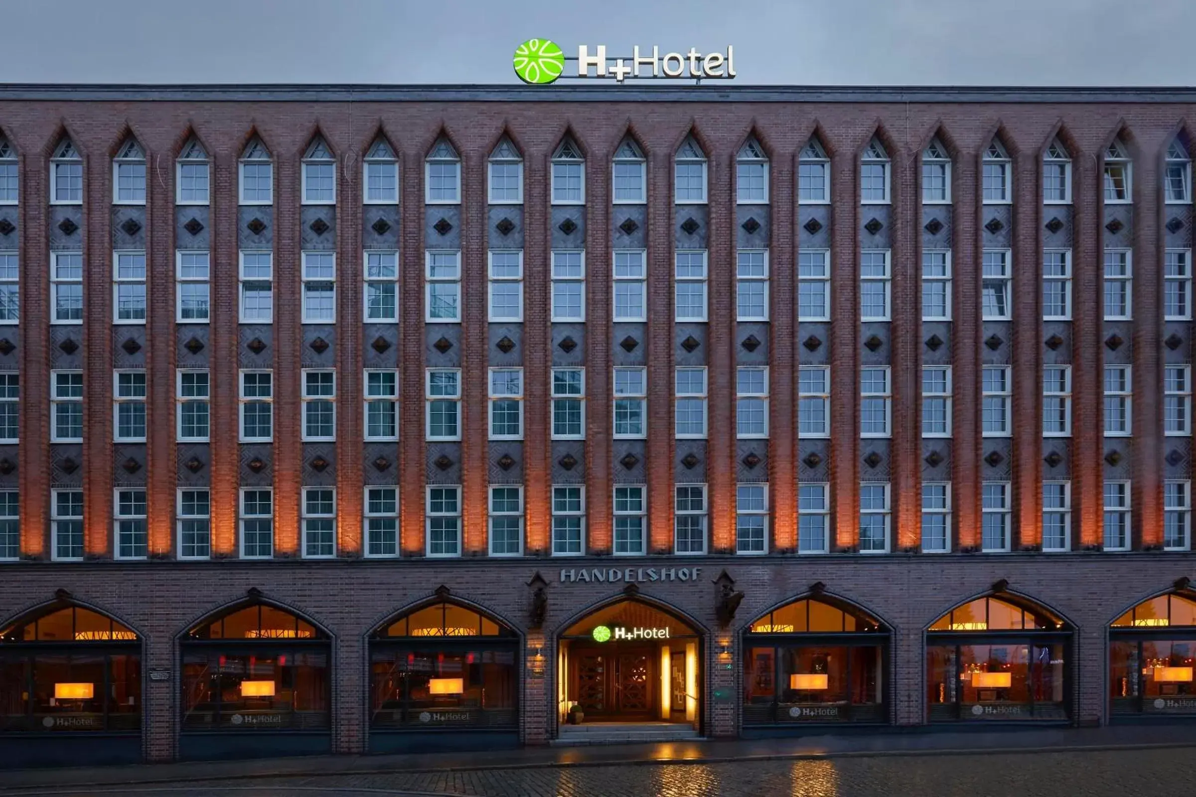 Facade/entrance, Property Building in H+ Hotel Lübeck