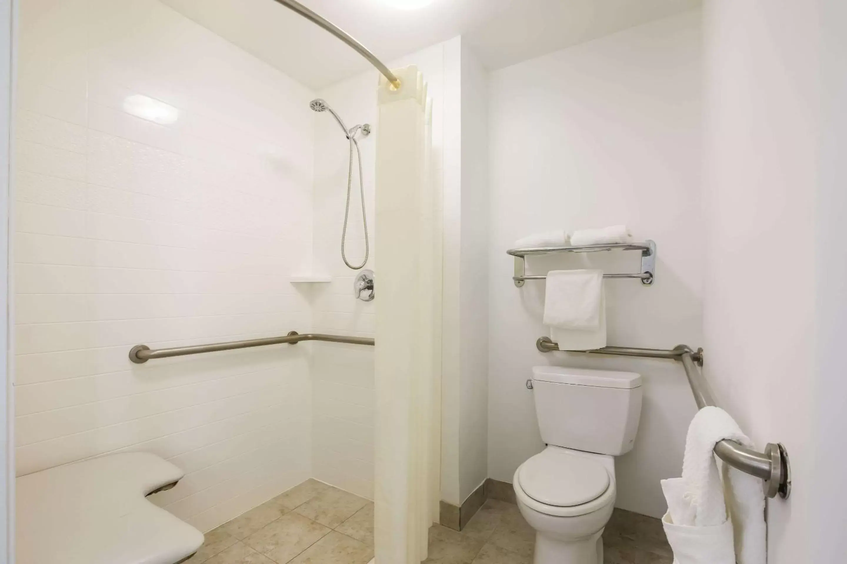 Bathroom in Quality Inn & Suites near Lake Oconee