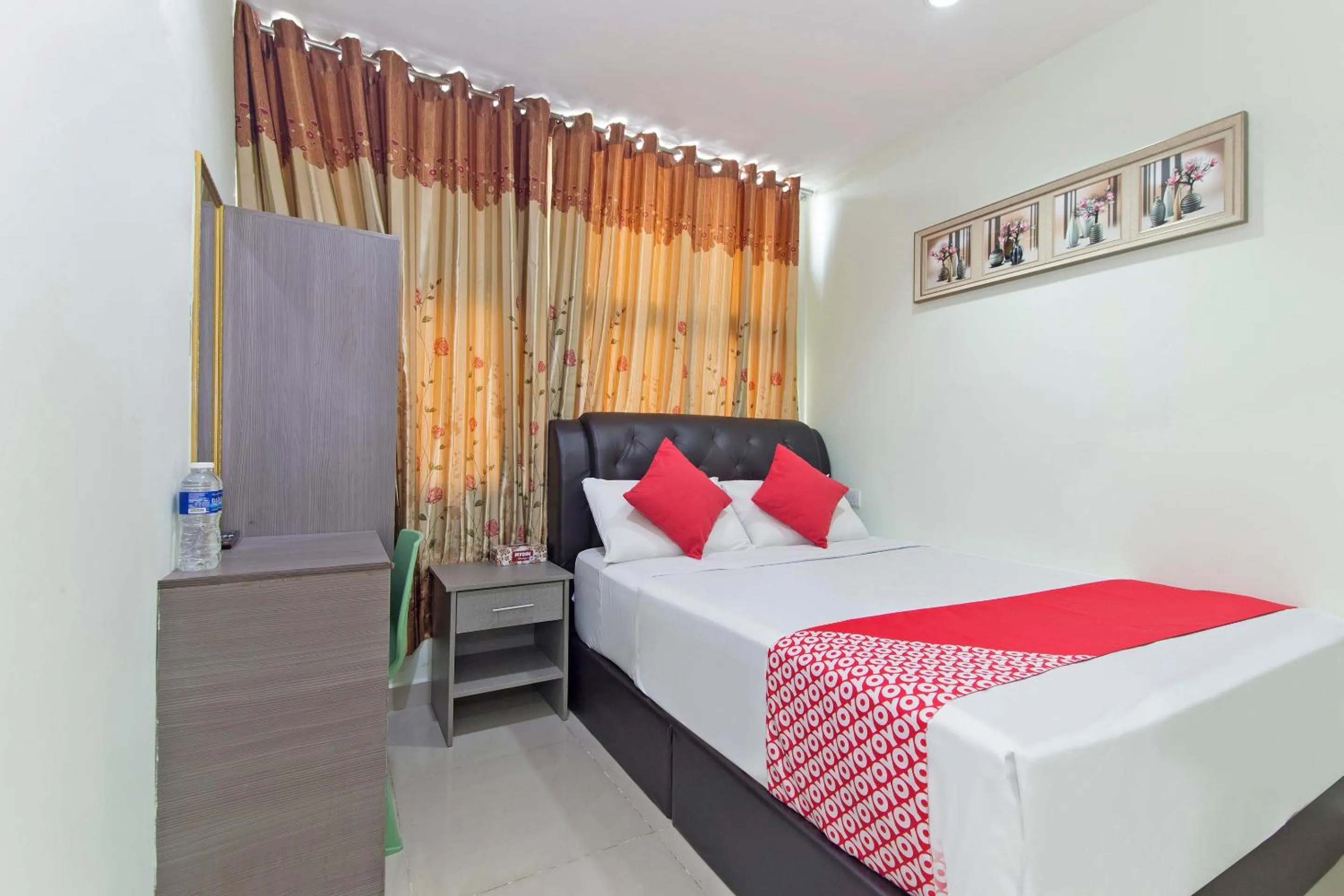 Bedroom, Bed in OYO 444 KL Empire Hotel