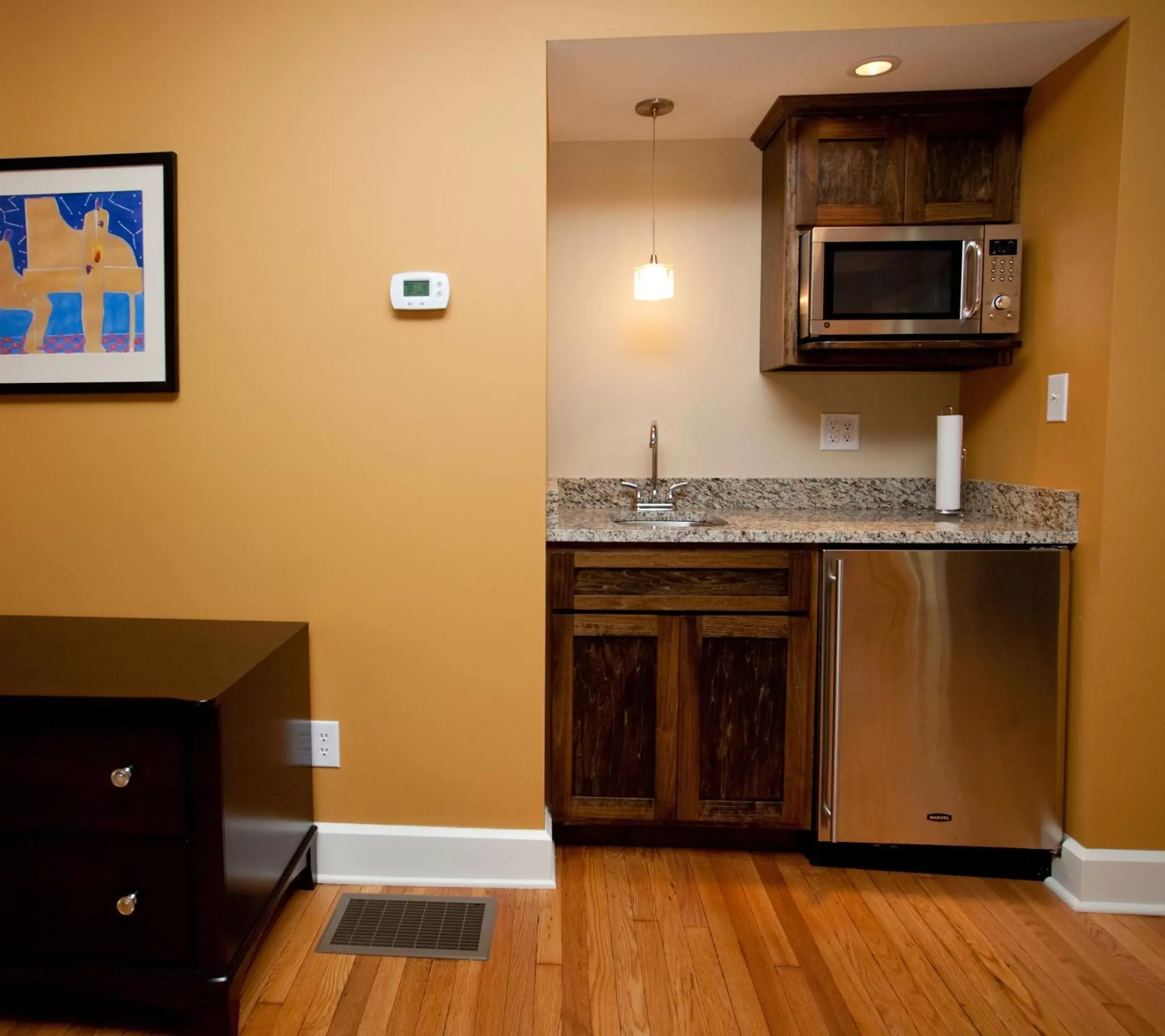 Kitchen/Kitchenette in Showers Inn