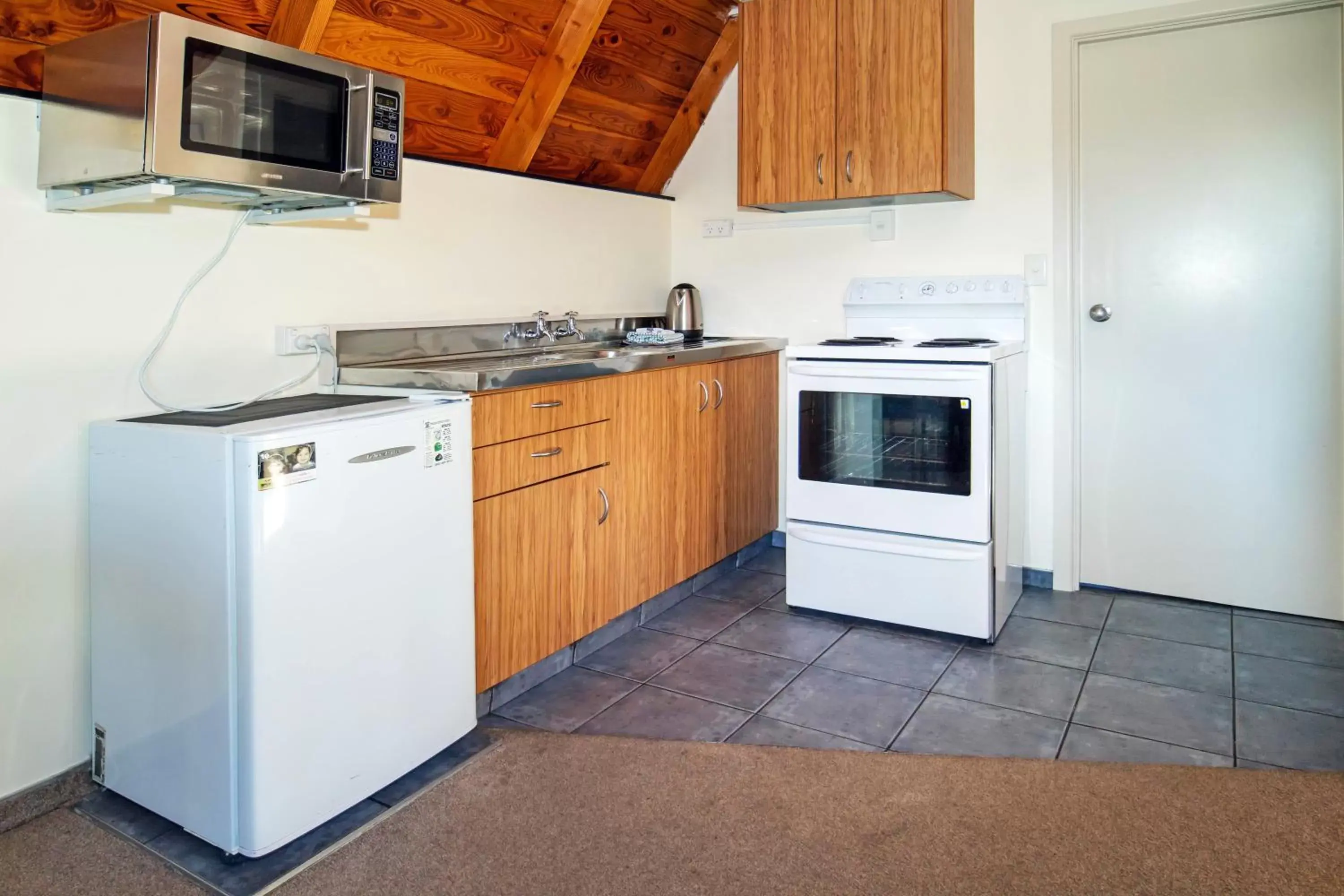 Kitchen or kitchenette, Kitchen/Kitchenette in Mountain Chalets Motel