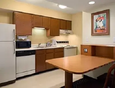 Kitchen or kitchenette, Kitchen/Kitchenette in Hawthorn Suites - Fort Wayne