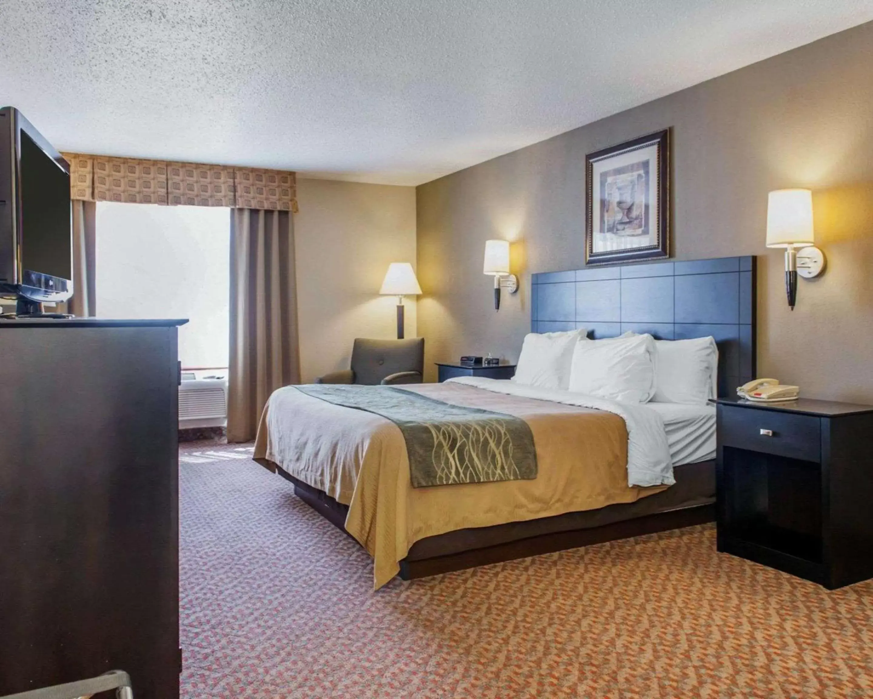 Photo of the whole room, Bed in Comfort Inn Near Ouabache State Park