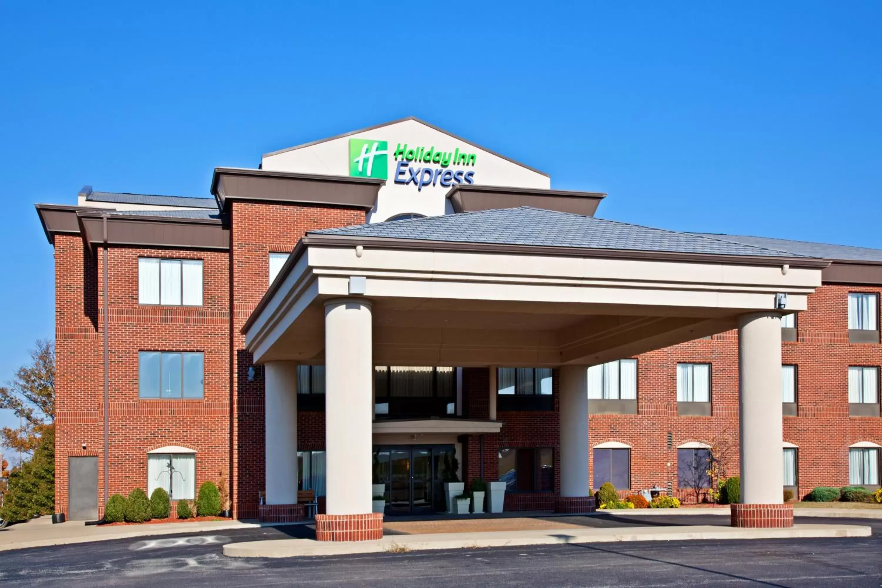 Property Building in Holiday Inn Express & Suites Shelbyville, an IHG Hotel