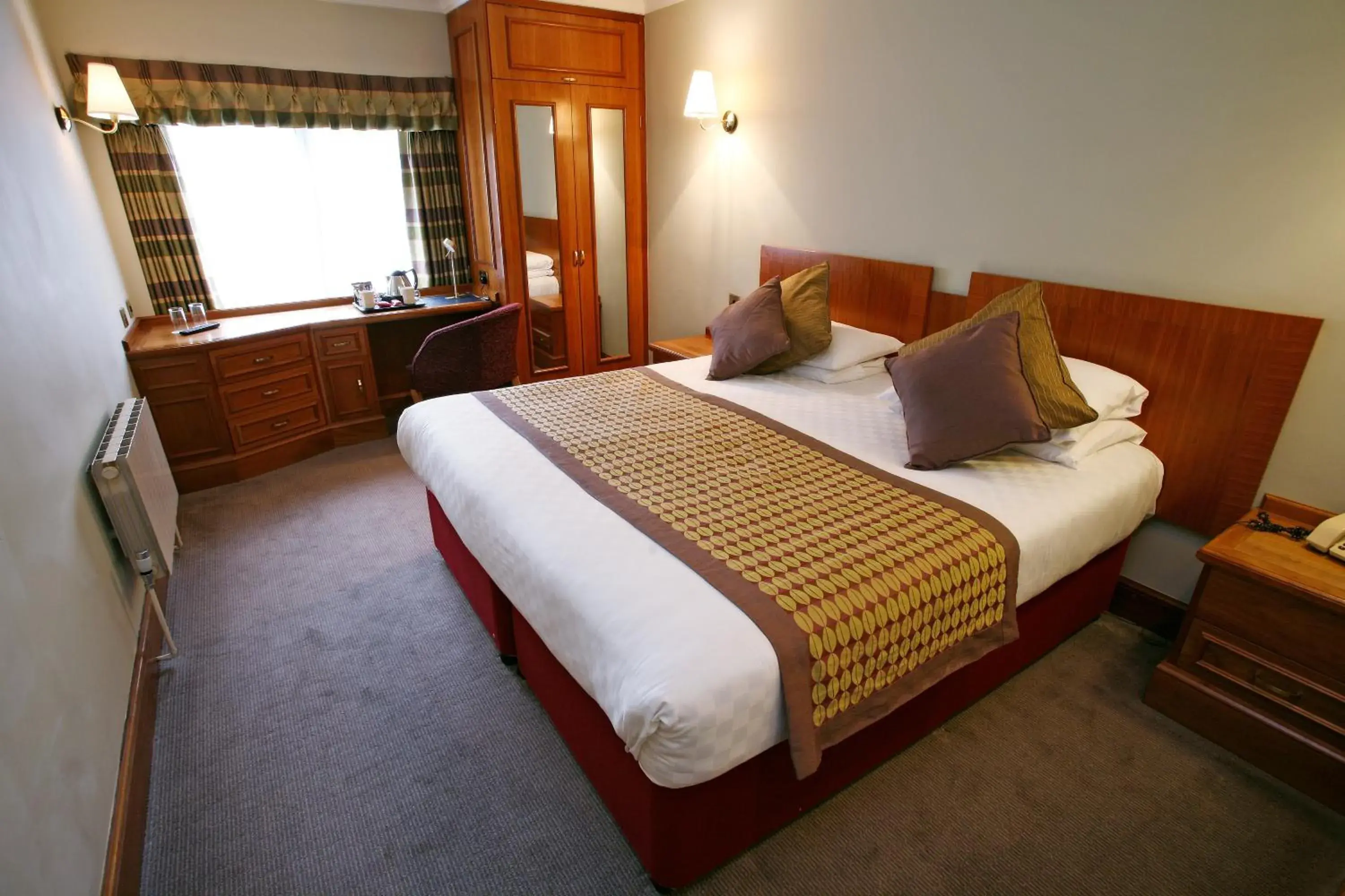 Bed in Best Western Plus Pinewood Manchester Airport-Wilmslow Hotel
