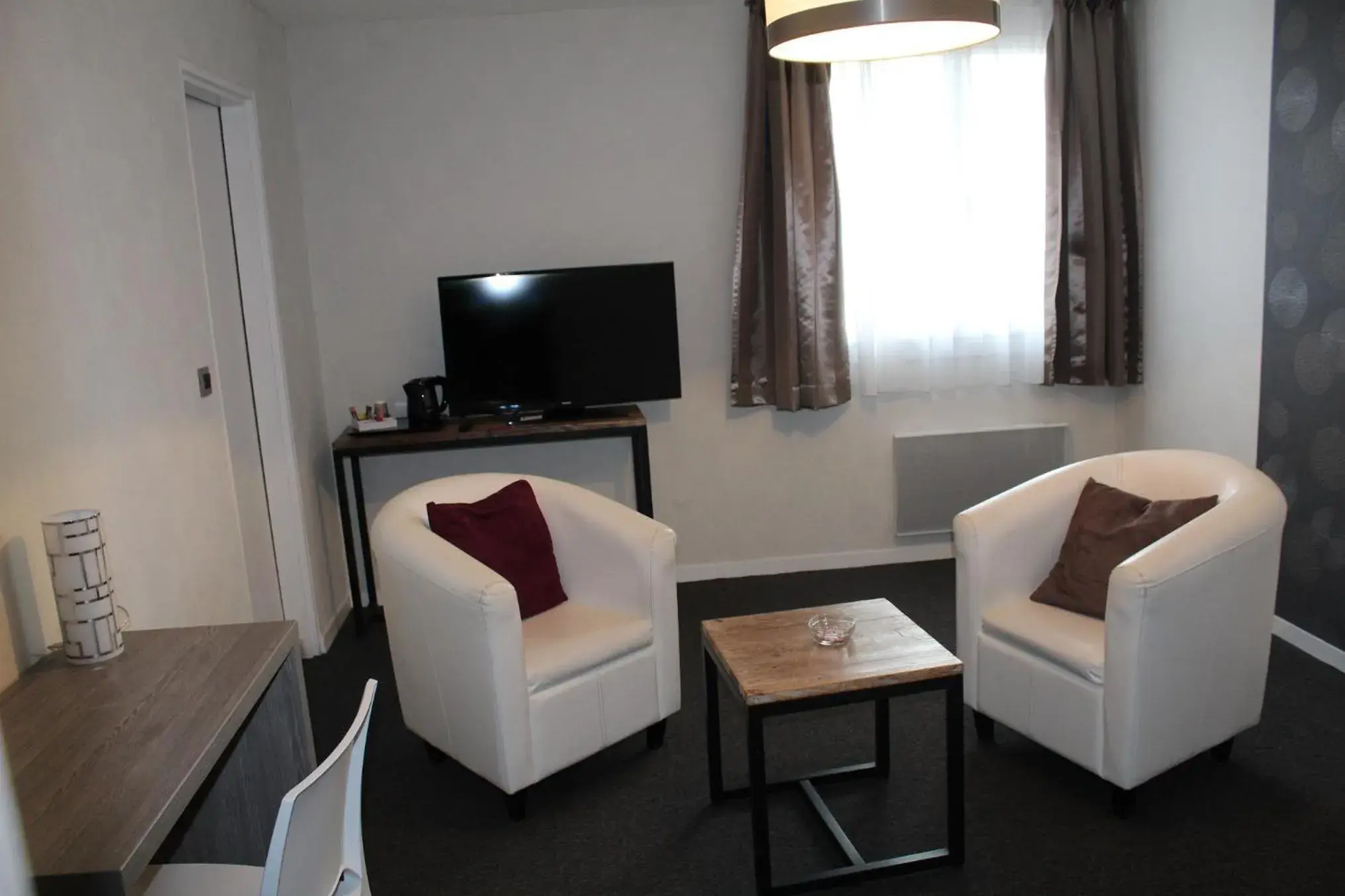Living room, TV/Entertainment Center in The Originals City, Hotel La Terrasse, Tours Nord (Inter-Hotel)