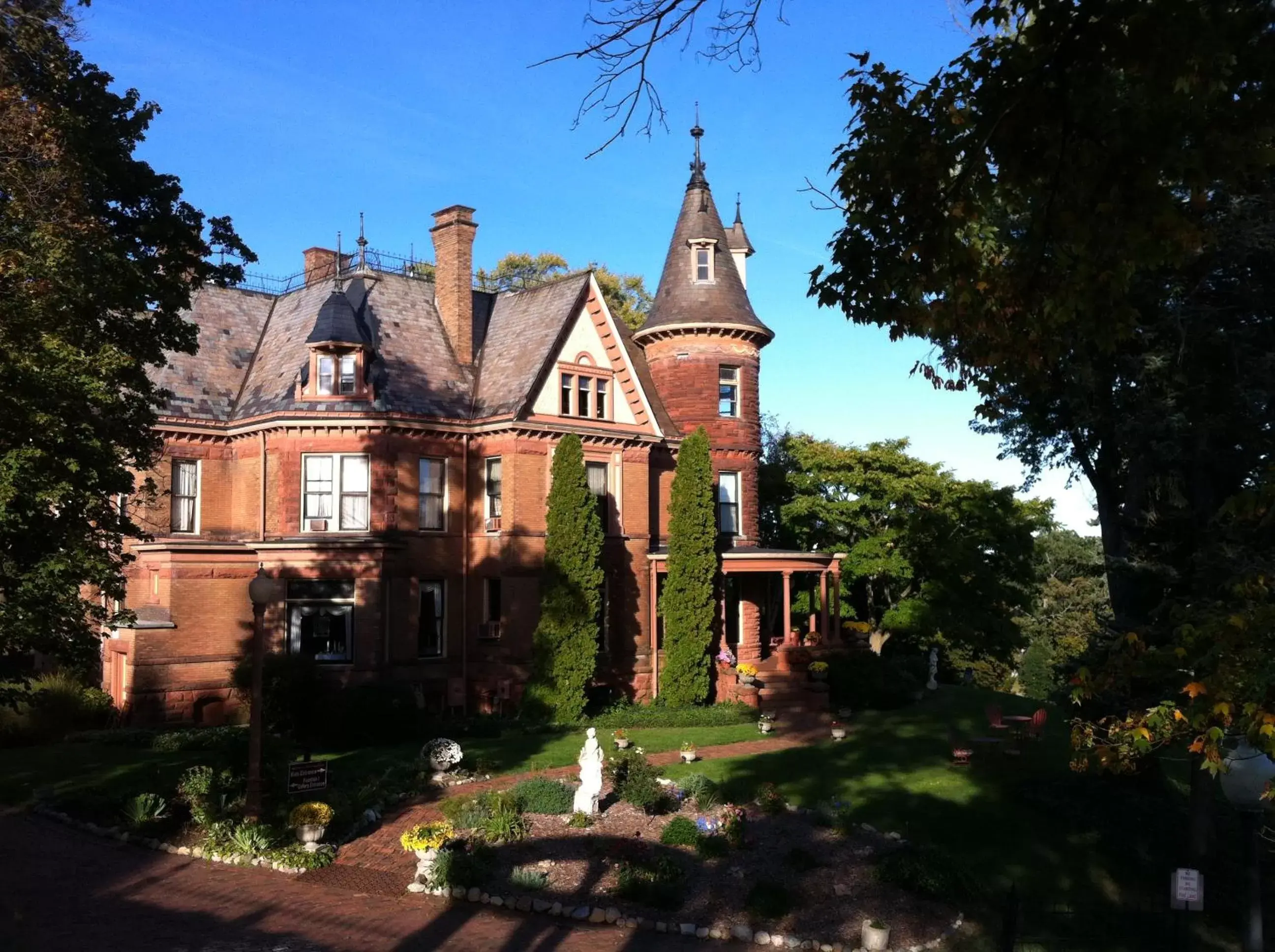 Patio, Property Building in Henderson Castle Inn