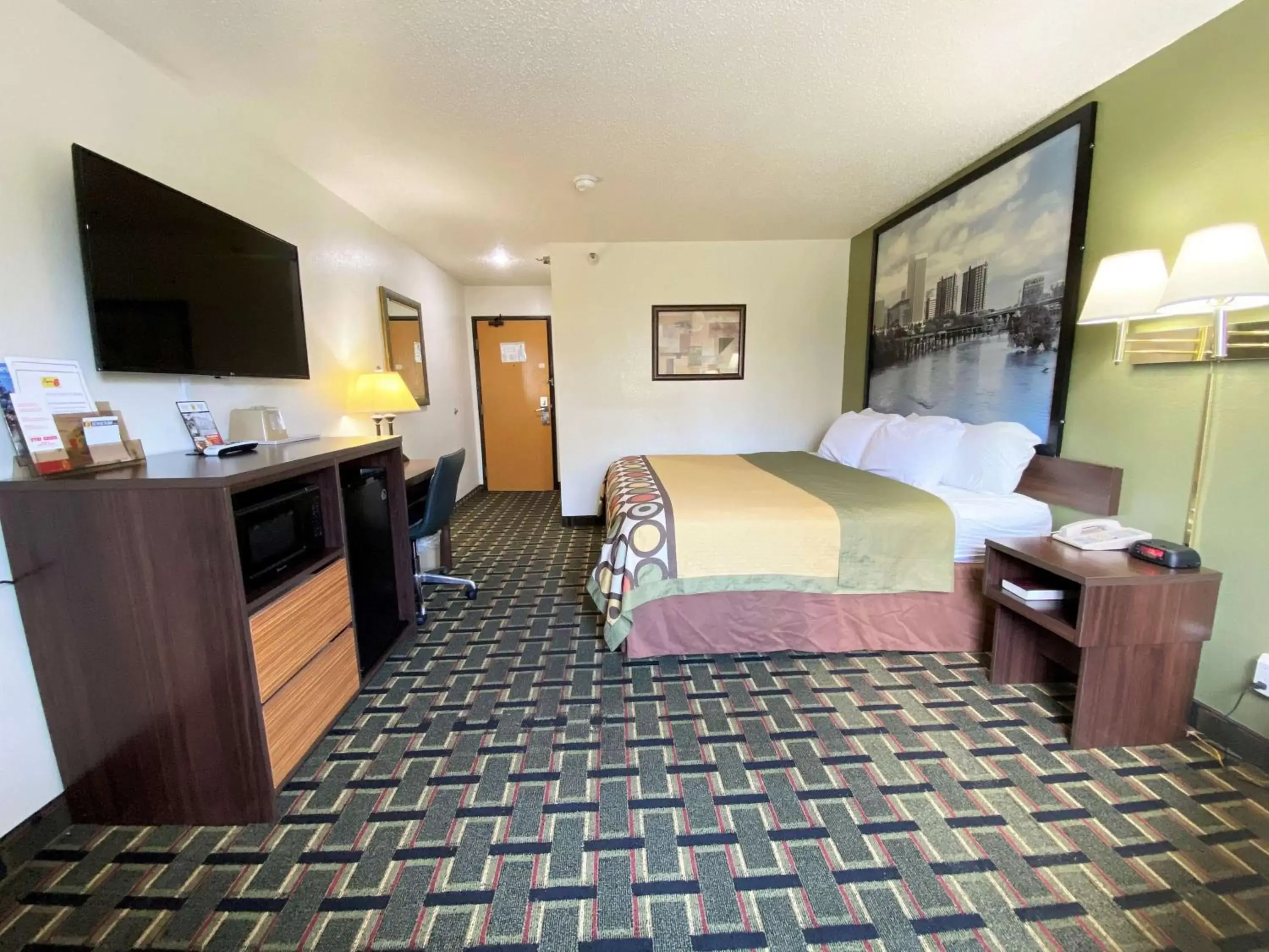 Queen Room - Smoking in Super 8 by Wyndham Newport News/Jefferson Ave. Queen Room - Smoking in Super 8 by Wyndham Newport News/Jefferson Ave.