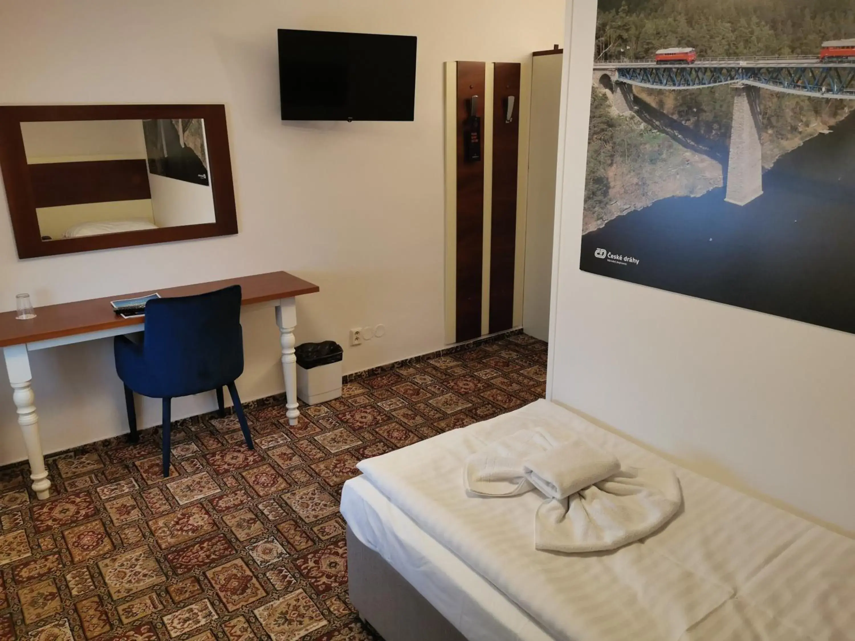 Bedroom, TV/Entertainment Center in City-Inn