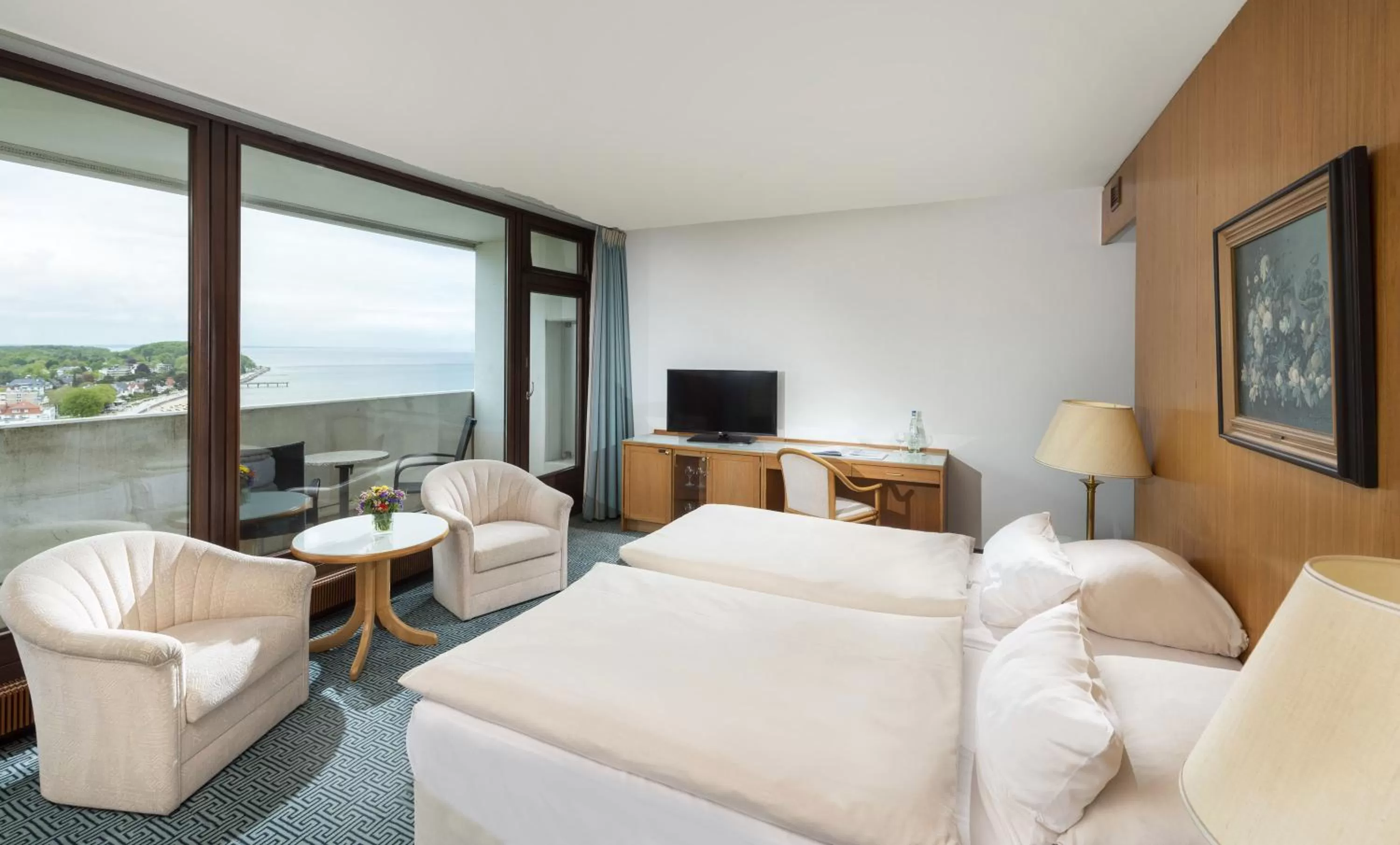 Photo of the whole room, Bed in Maritim Strandhotel Travemünde