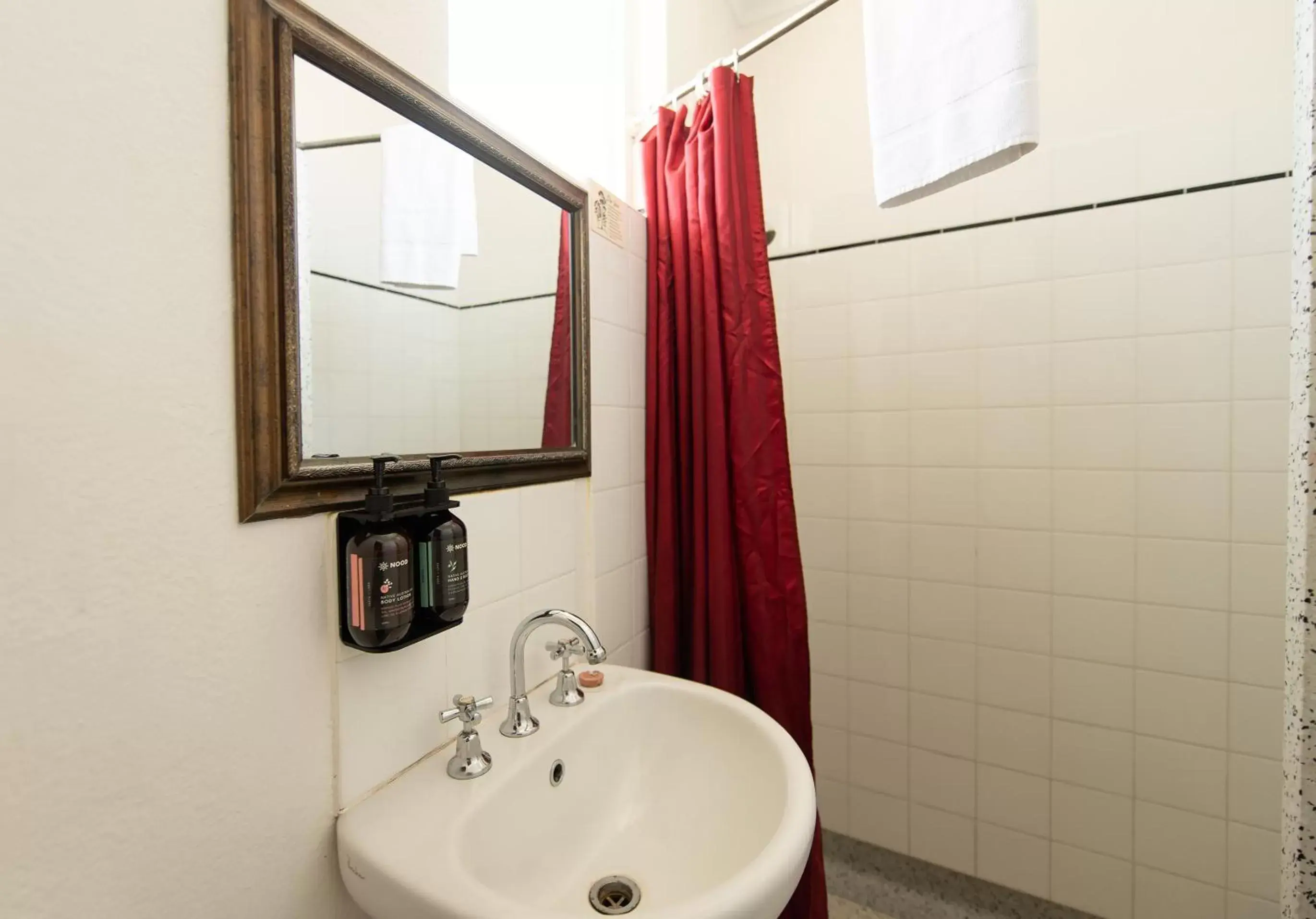 Bathroom in Anchorage Seafront Hotel