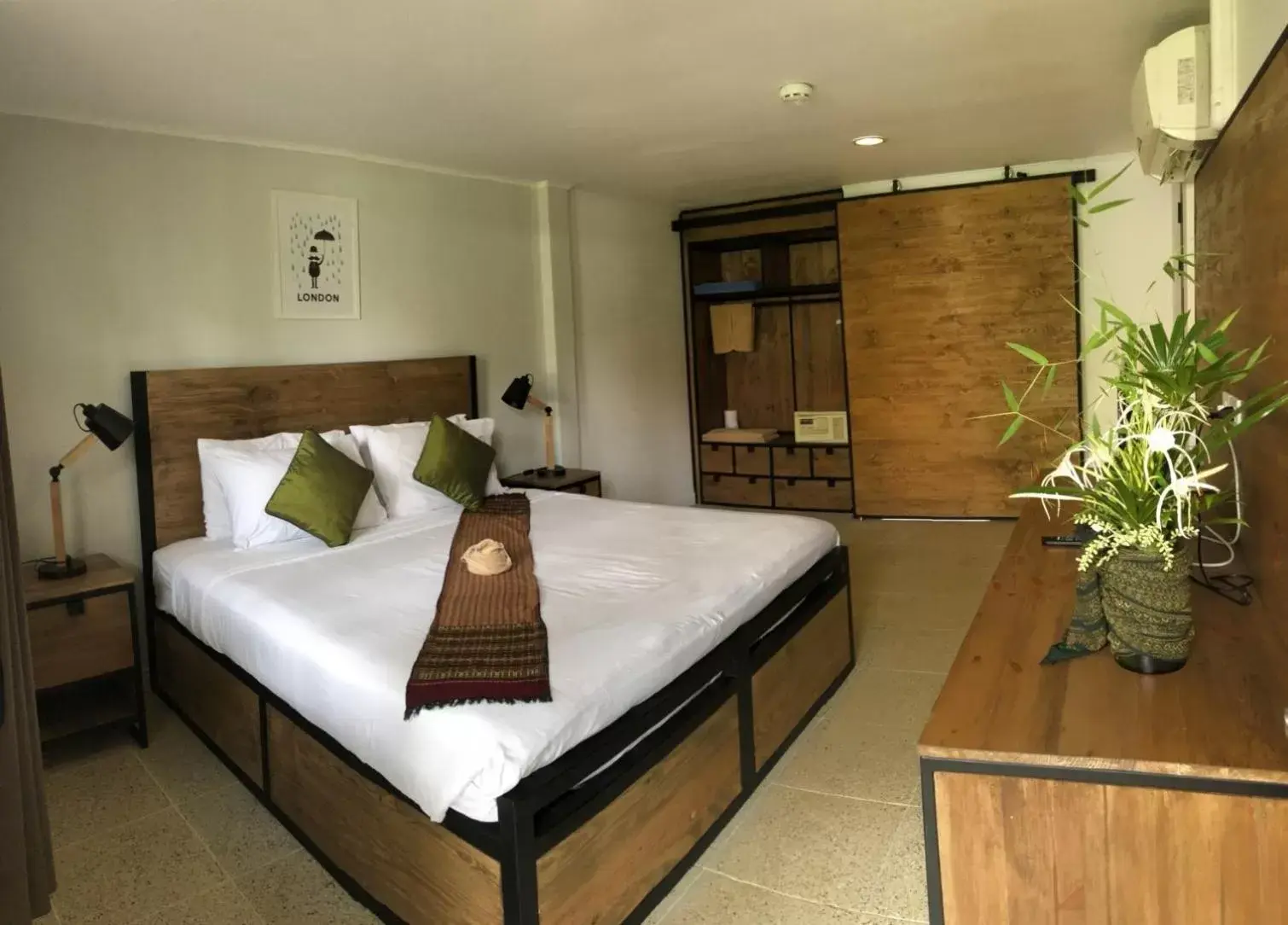 Bedroom, Bed in Dolphin Bay Beach Resort