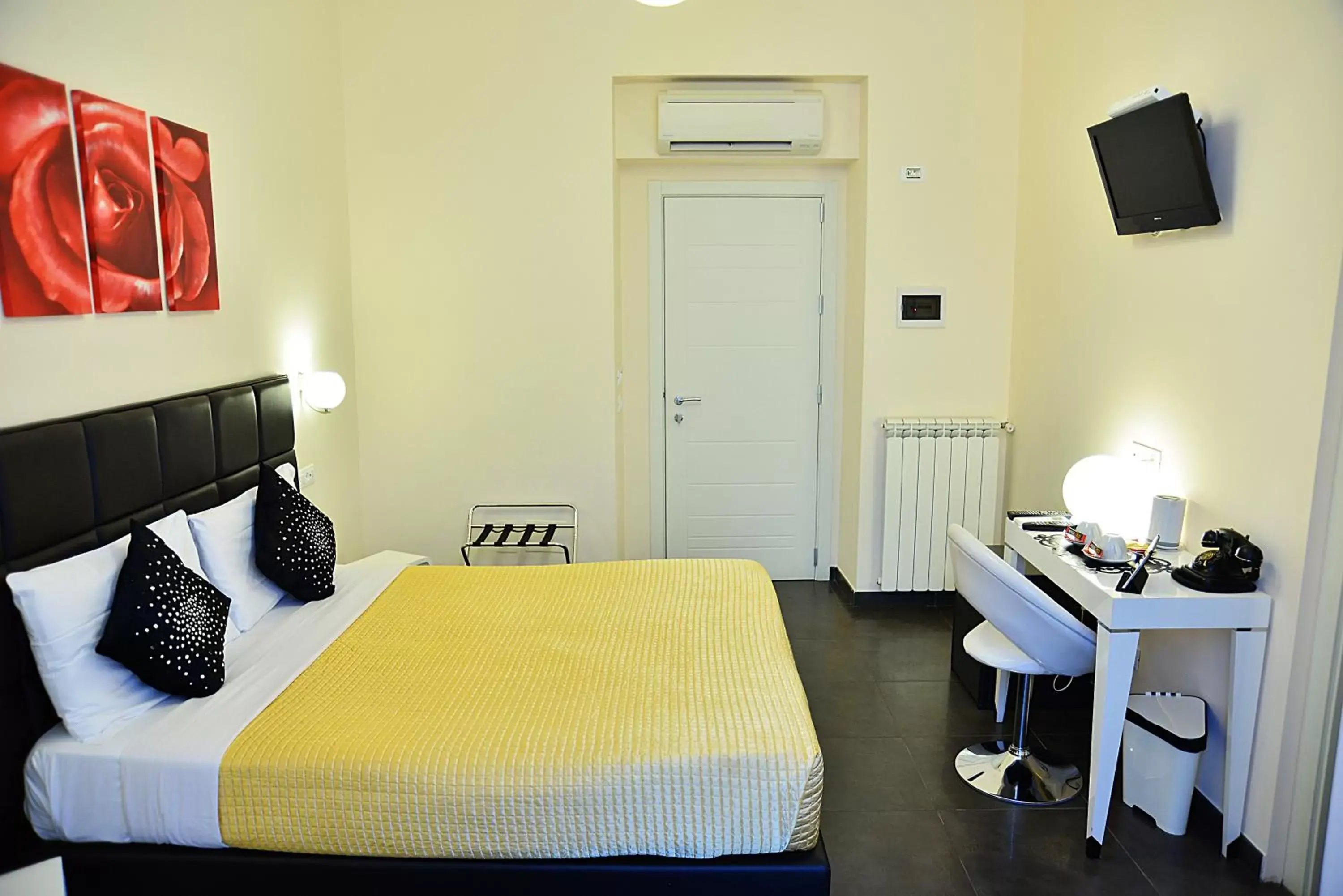 Photo of the whole room, Bed in Deko Rome