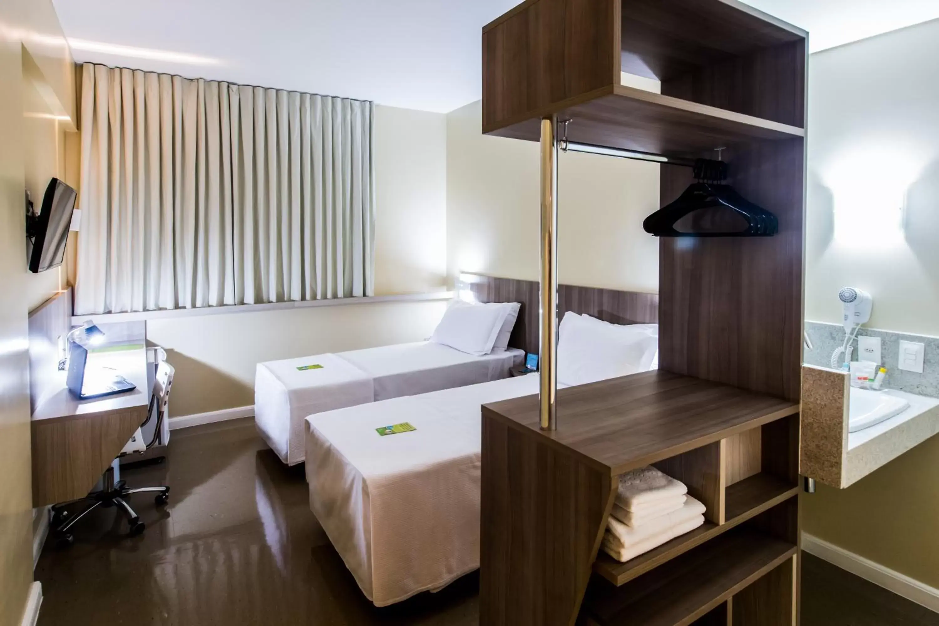 Bedroom, TV/Entertainment Center in Slim Cuiabá Aeroporto by Slaviero Hotéis