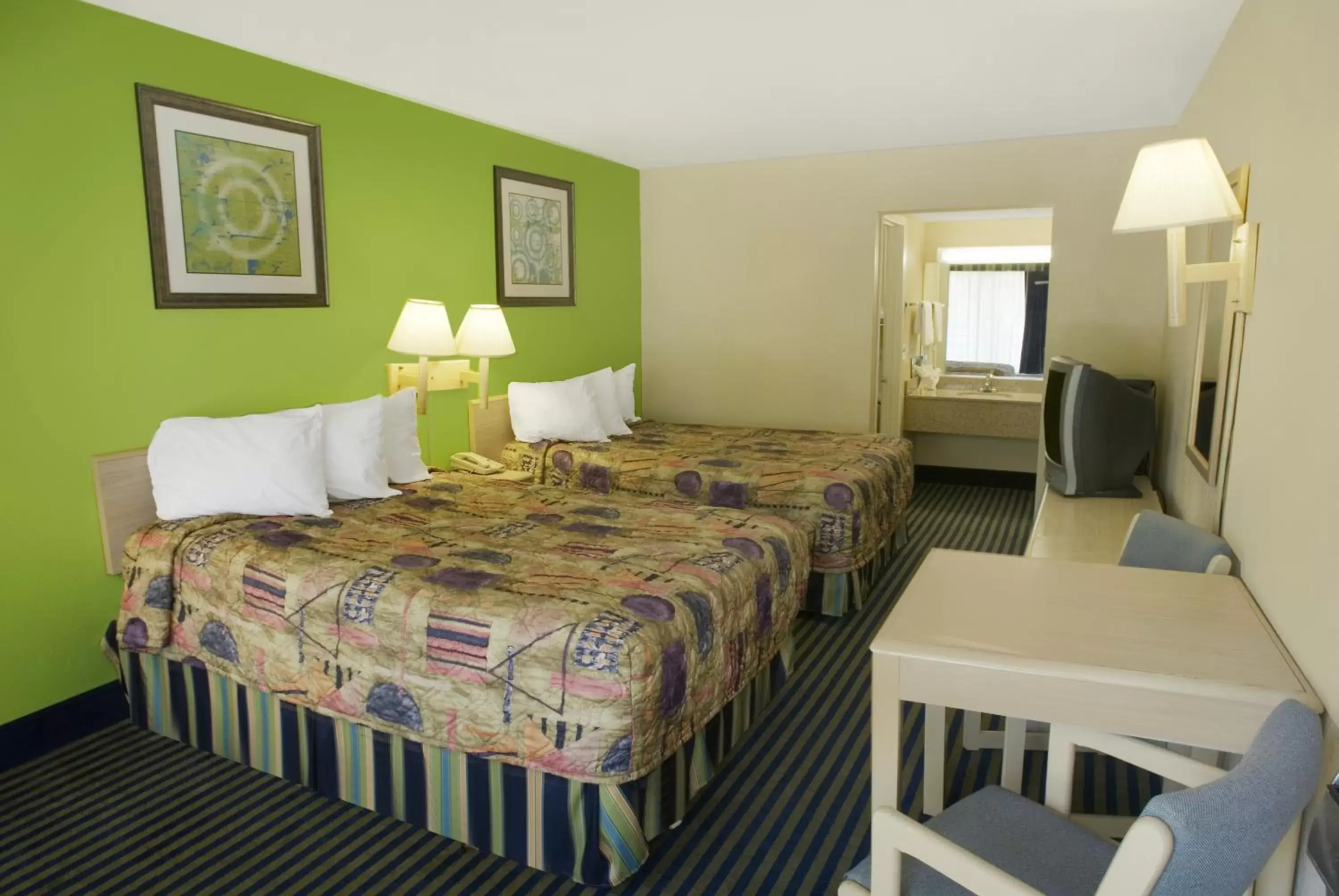 Photo of the whole room, Bed in Days Inn by Wyndham Richmond Hill/Savannah