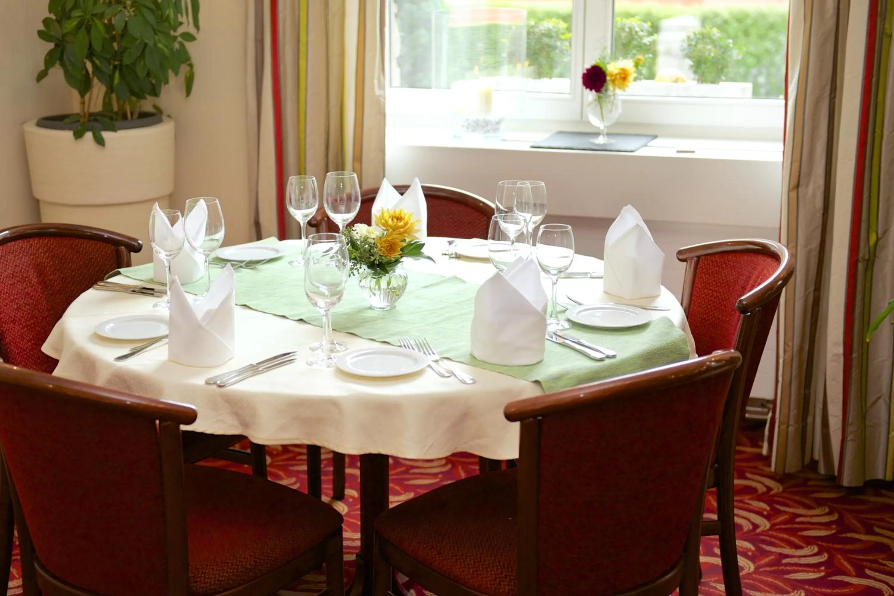 Restaurant/places to eat in Hotel Promenade