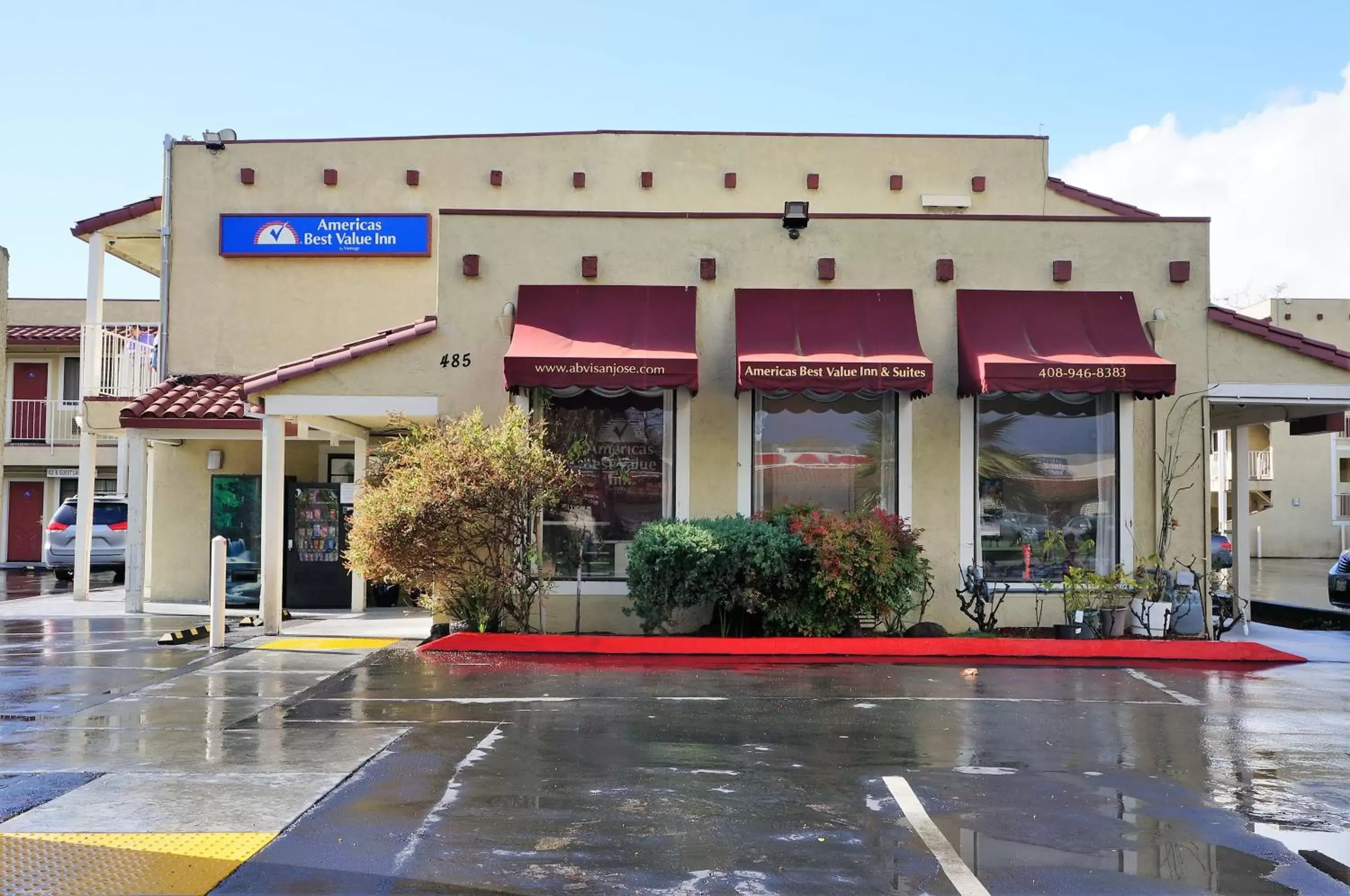 Facade/entrance, Property Building in Americas Best Value Inn - Milpitas