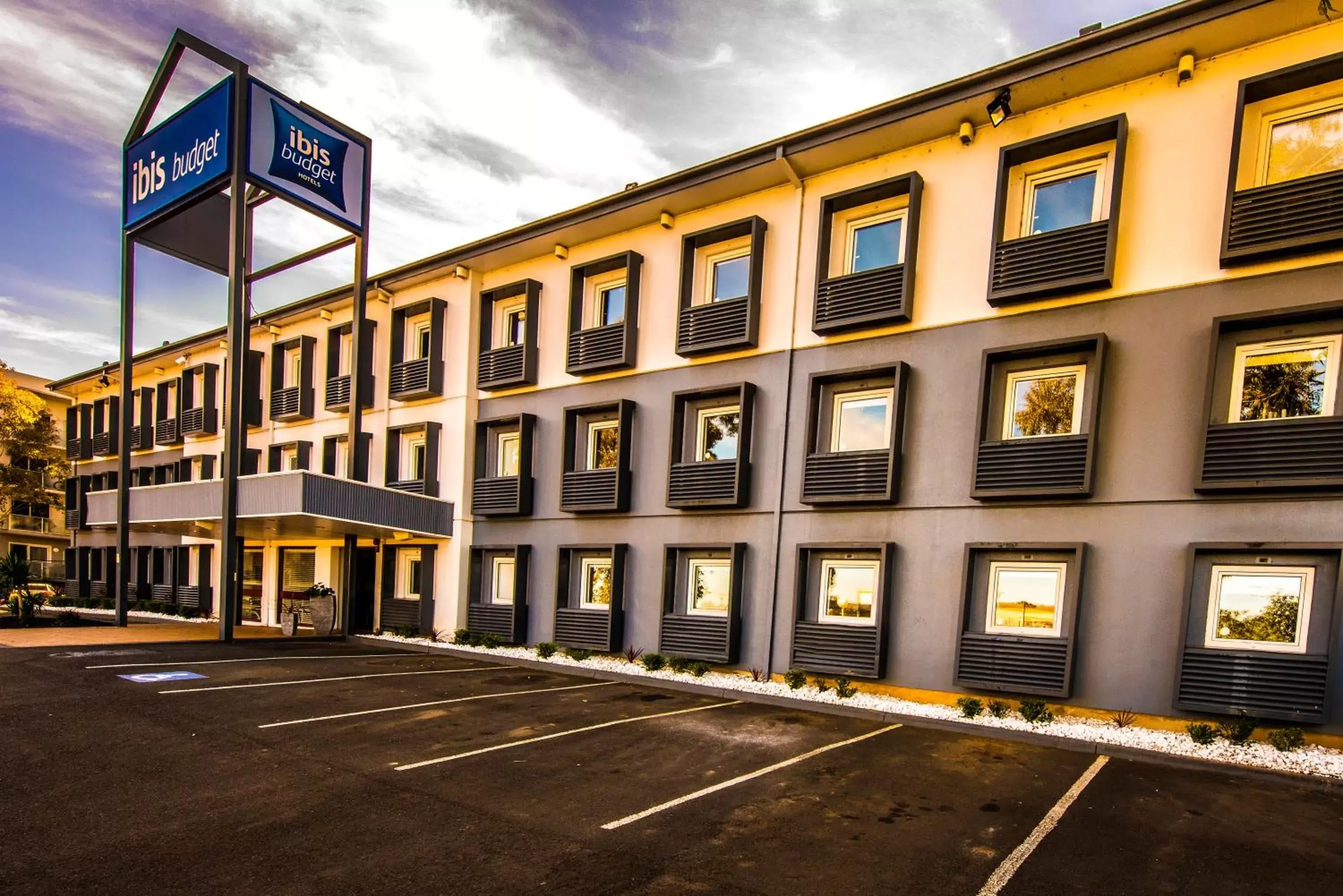 Property building in ibis Budget - Campbelltown Property building in ibis Budget - Campbelltown