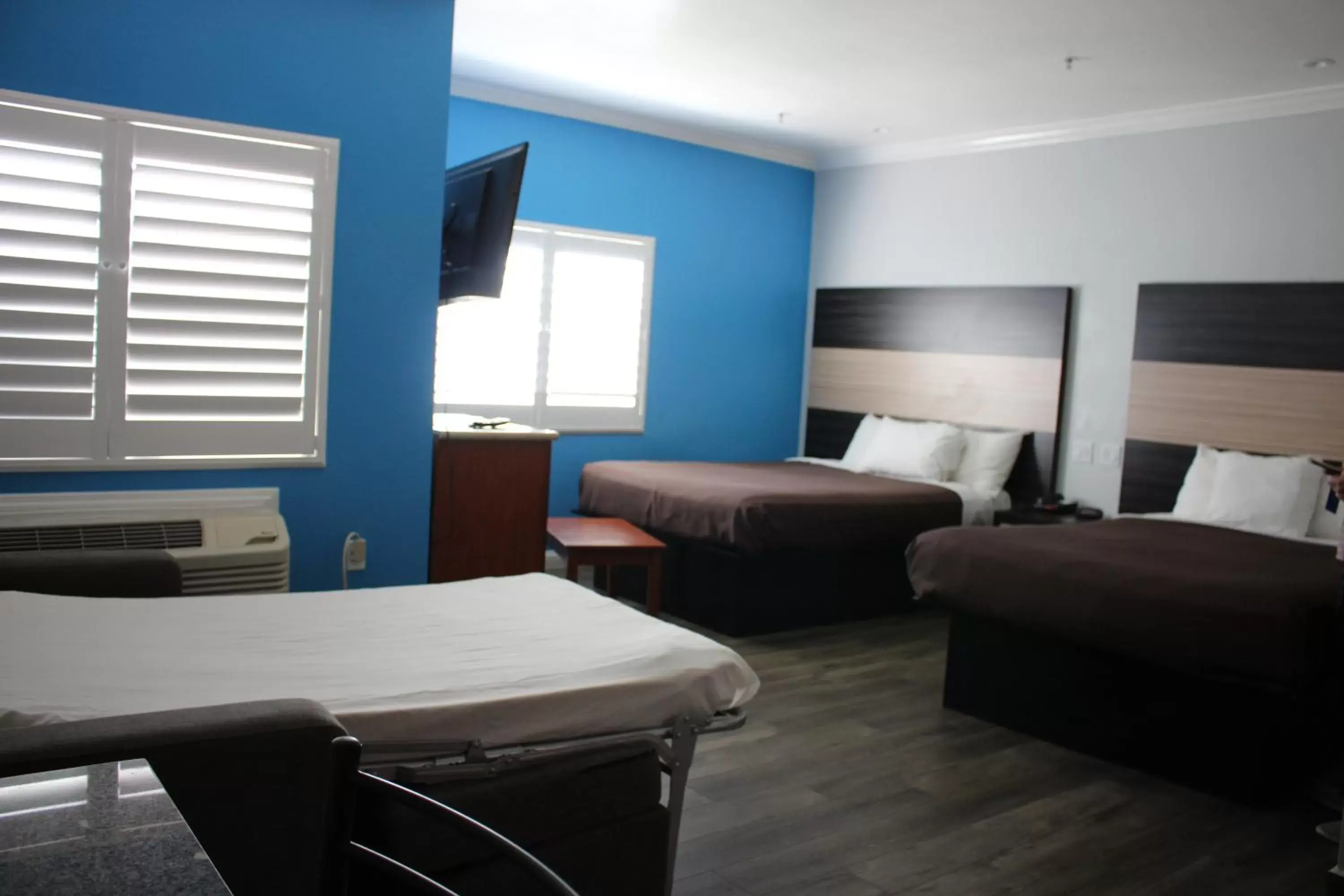 Bed in Rodeway Inn & Suites