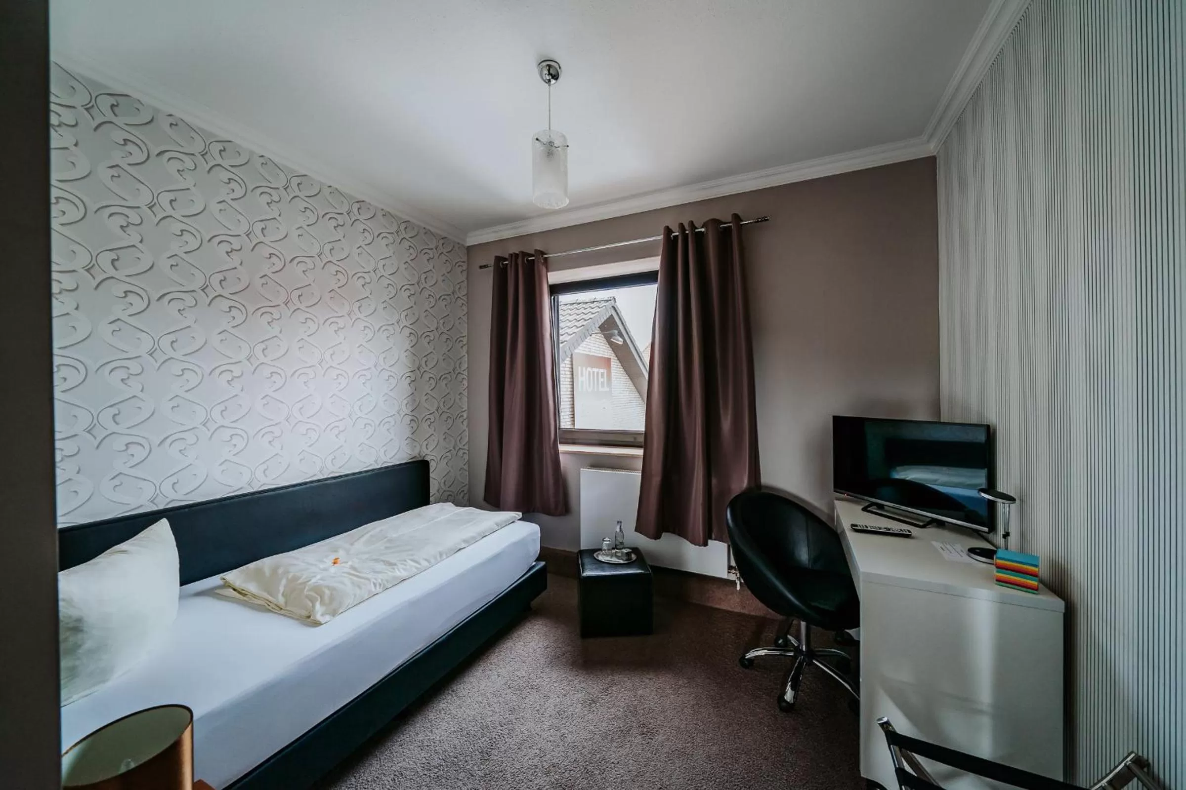 Photo of the whole room, Bed in RobrookS Hotel Garni