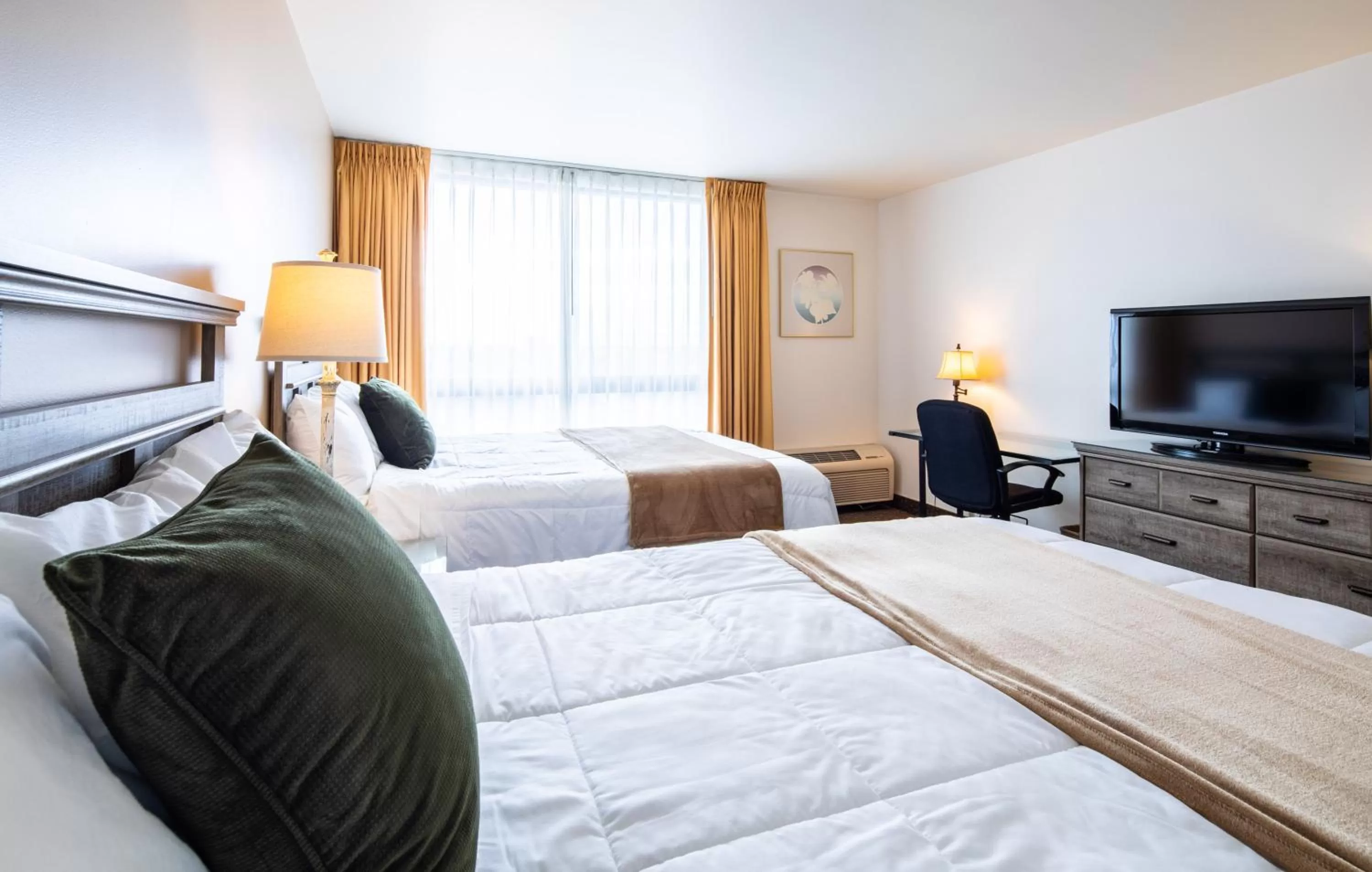 Bedroom, Bed in New Gardena Hotel