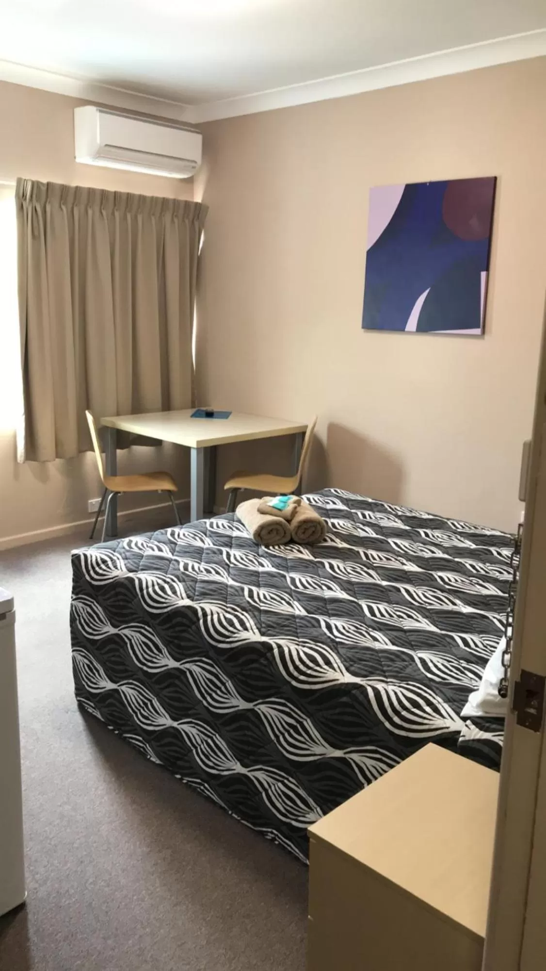 Bed in Aquatic Motor Inn