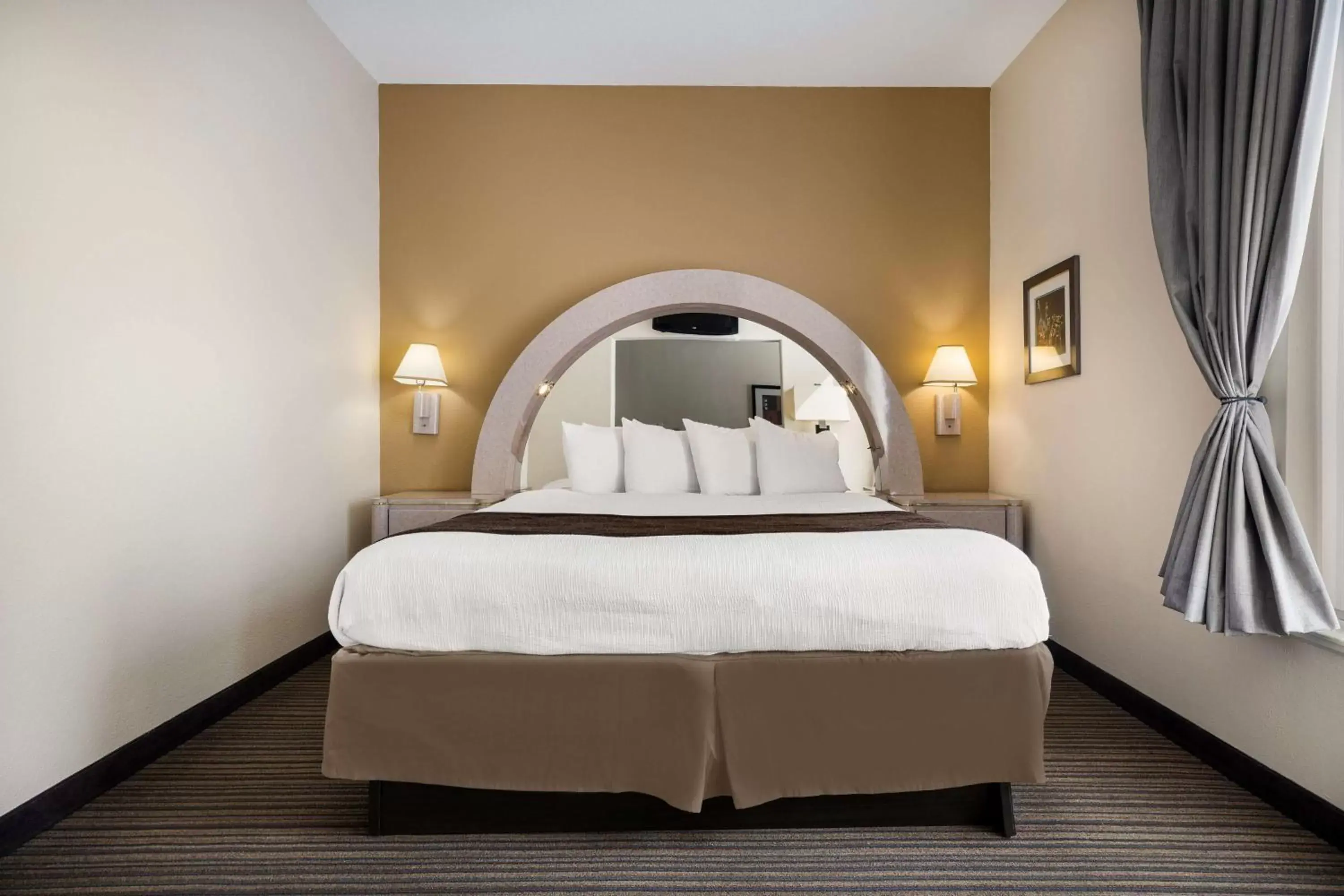 Bedroom, Bed in Best Western Houma Inn
