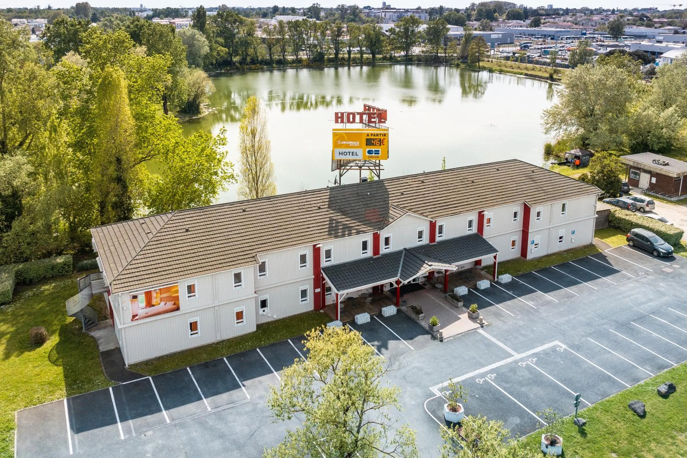 Property building in The Originals Access, Hôtel Bordeaux Lac
