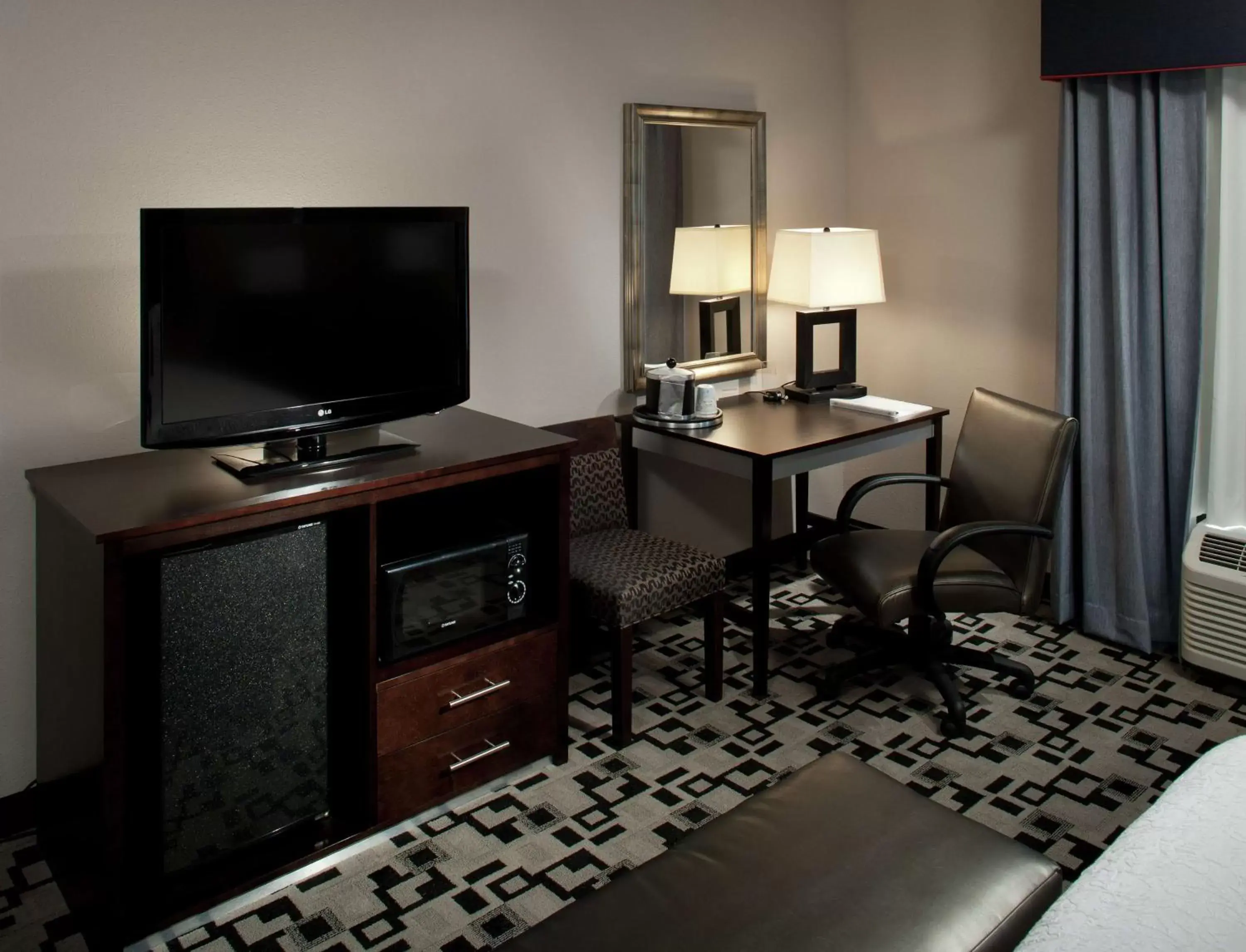 Bedroom, TV/Entertainment Center in Hampton Inn and Suites Marksville