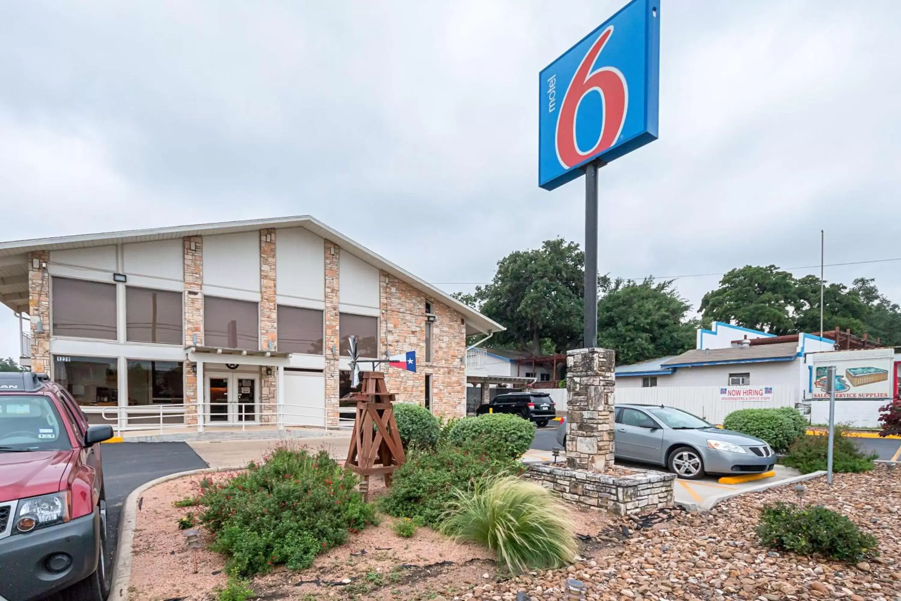 Property Building in Motel 6-Boerne, TX