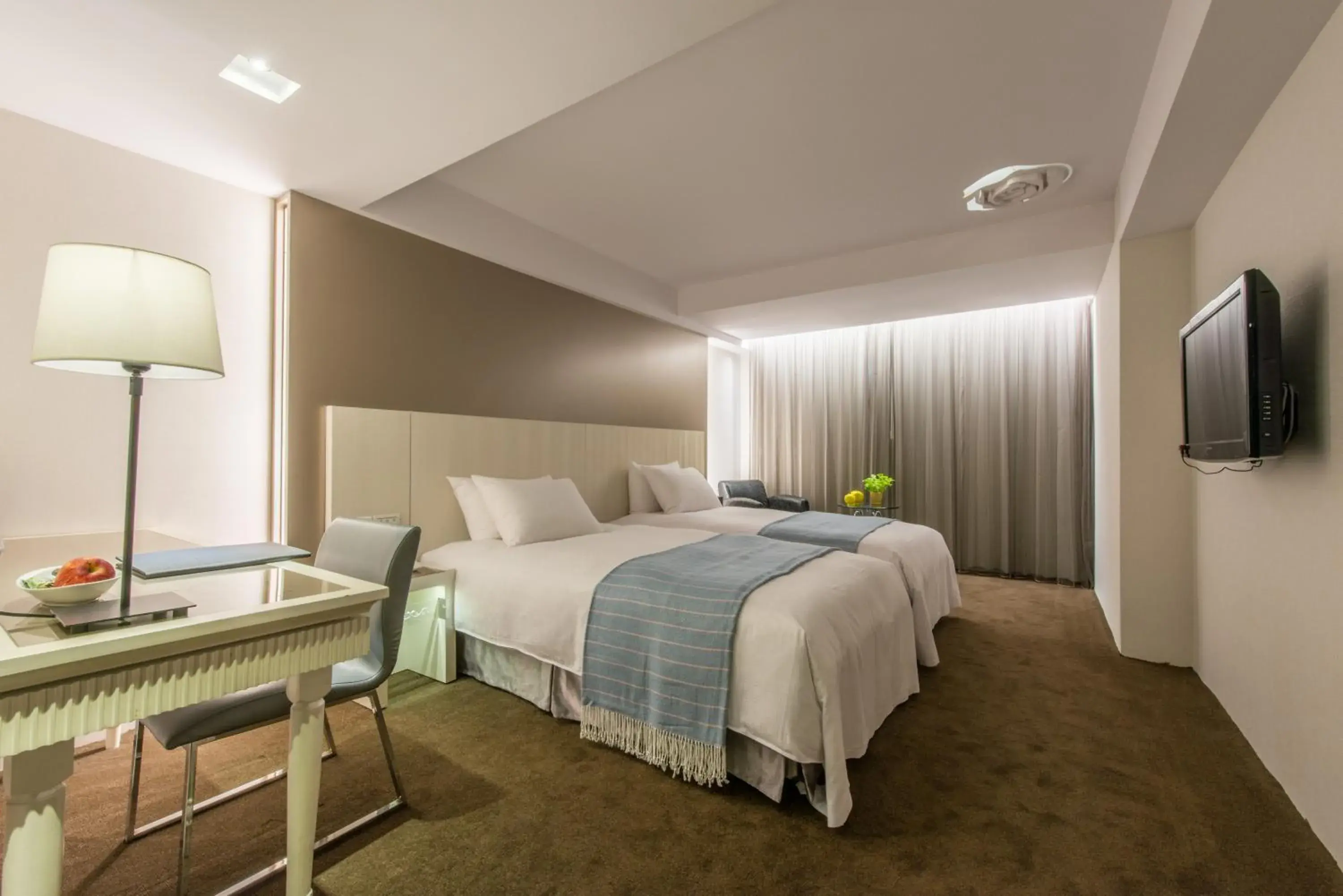 Photo of the whole room, Bed in Forward Hotel Nangang