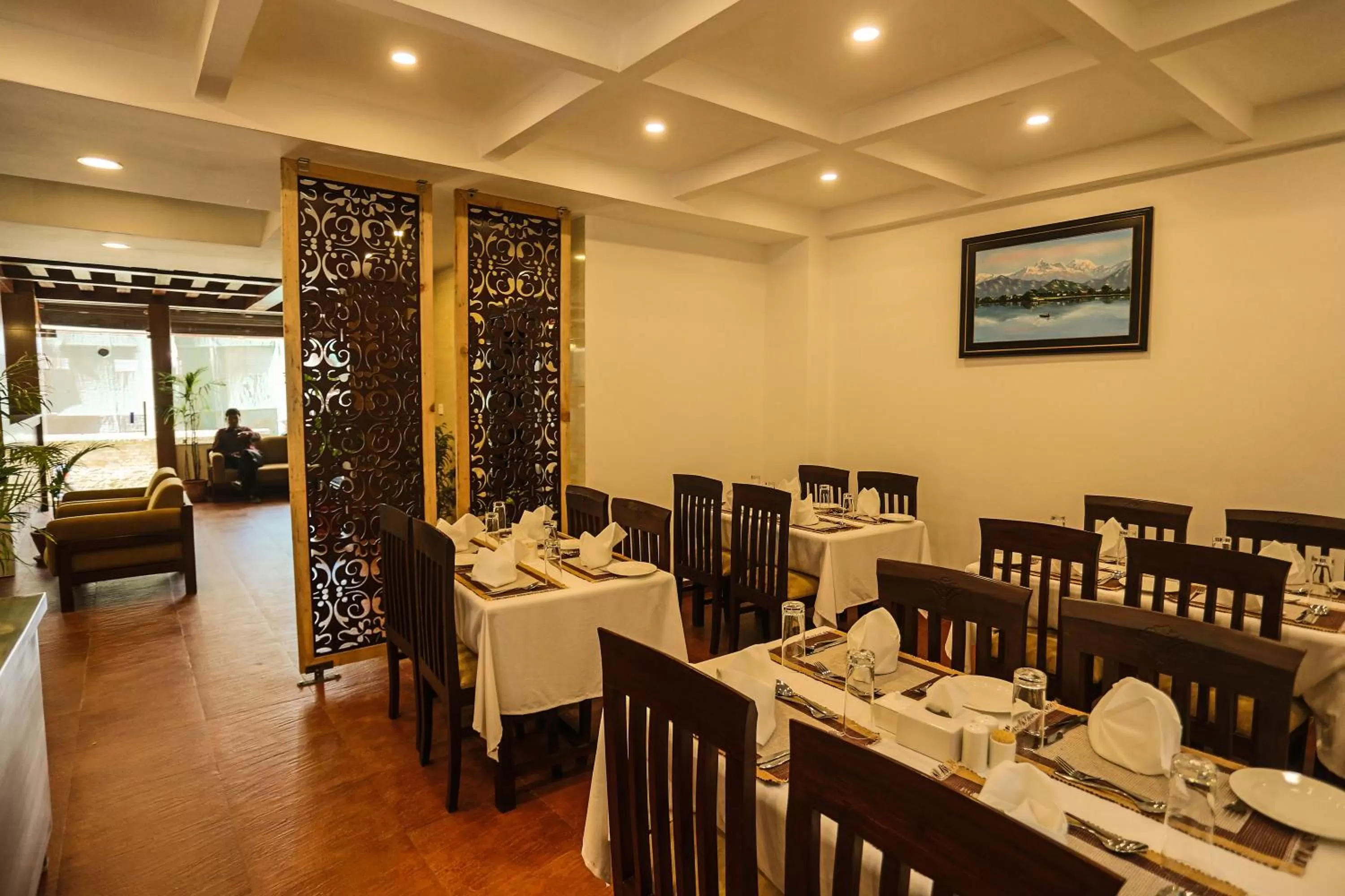 Restaurant/places to eat in Hotel Jay Suites