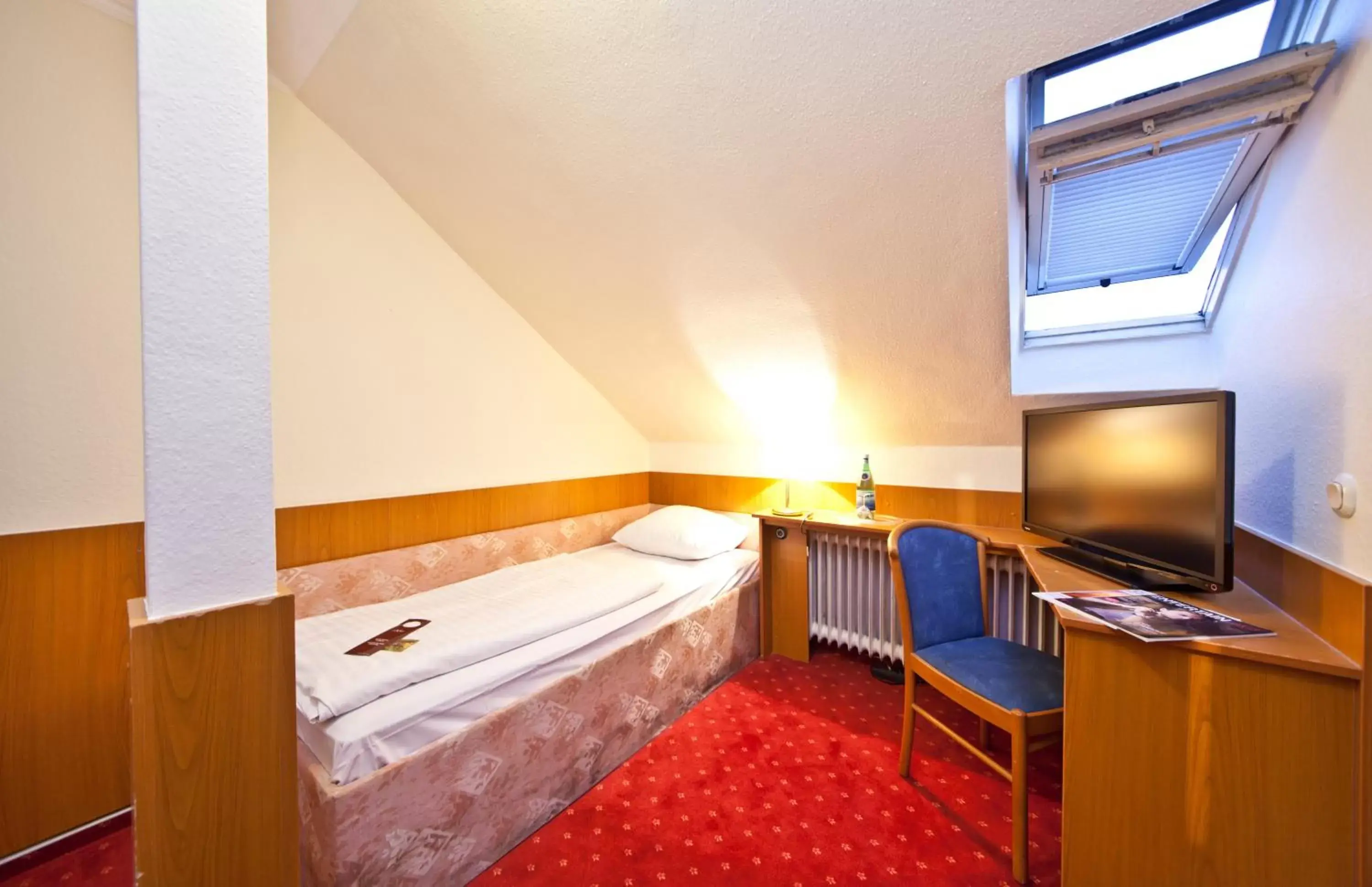 Photo of the whole room, Bed in Hotel Primus Frankfurt Sachsenhausen