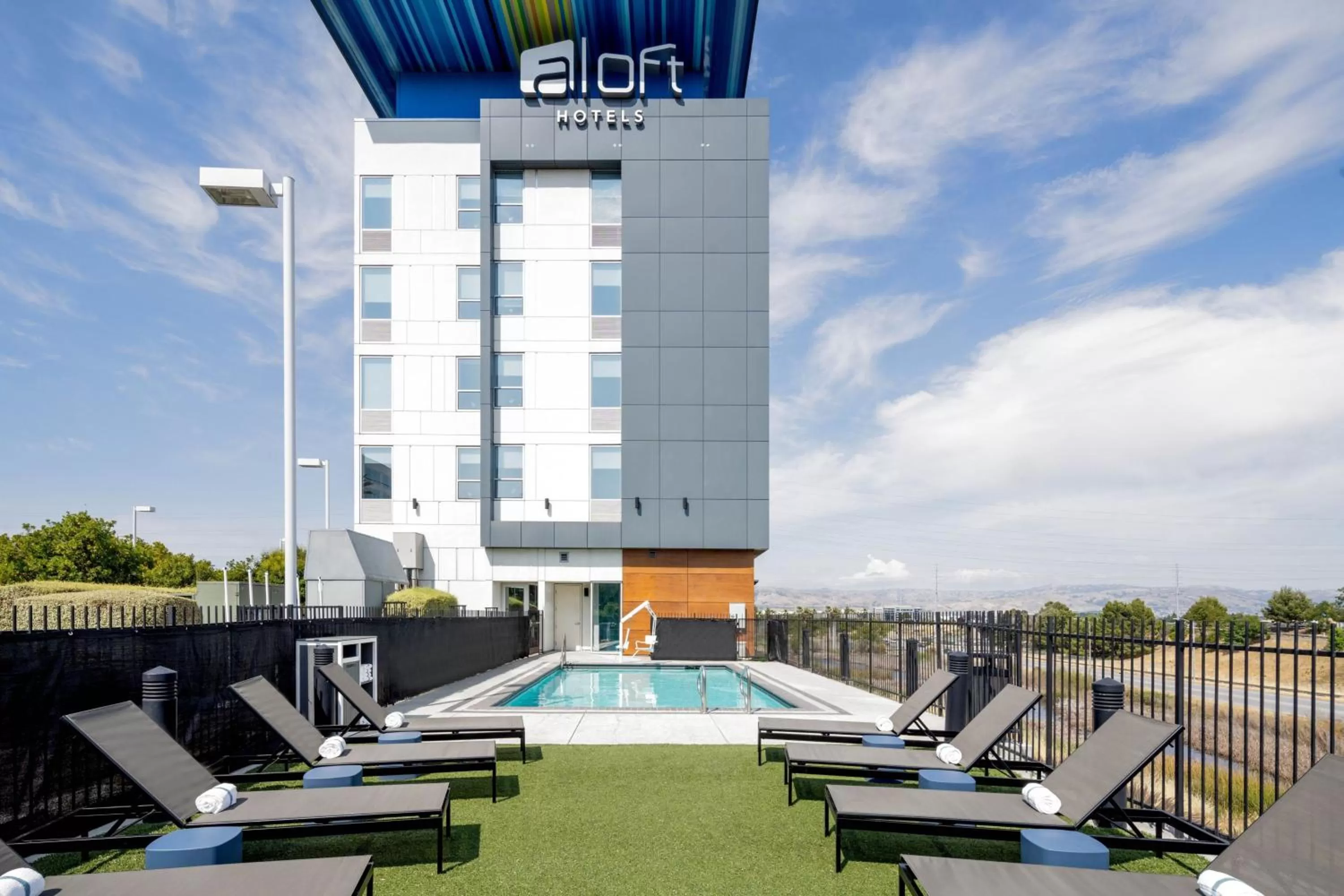 Swimming pool in Aloft Santa Clara - San Jose North