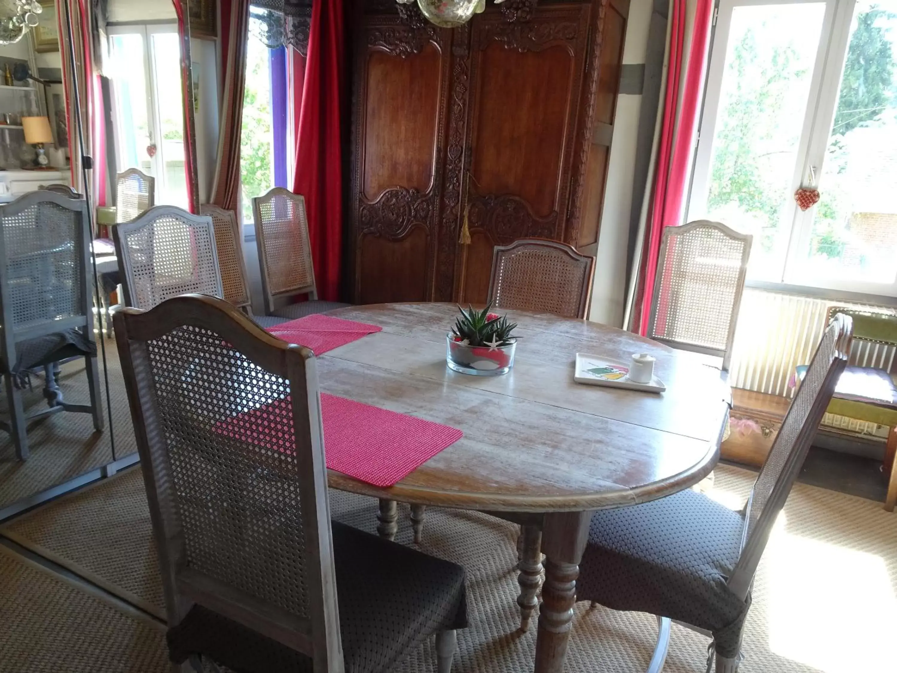 Dining Area in La Roseraie du Prieure