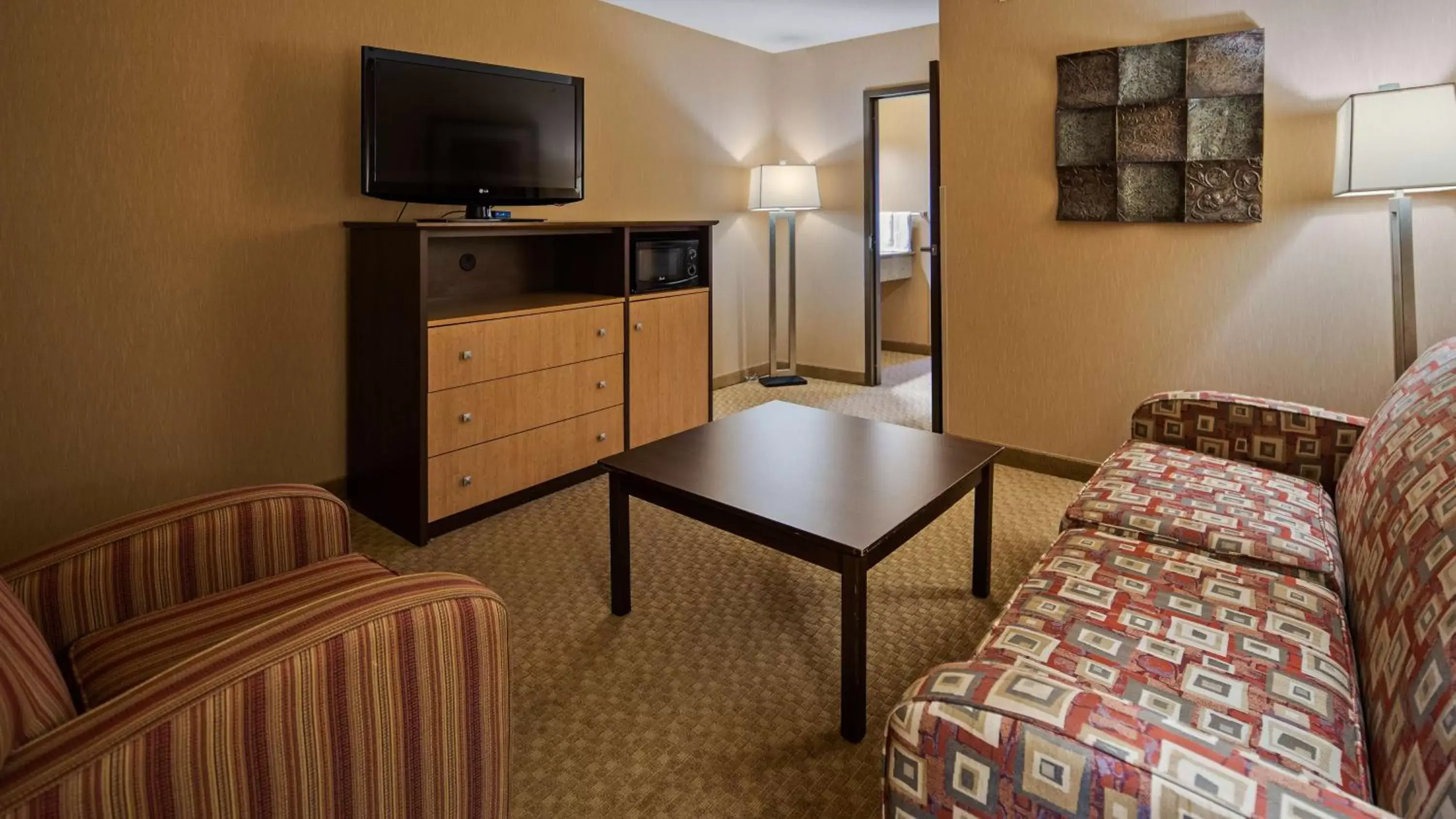 Photo of the whole room, TV/Entertainment Center in Crandon Inn & Suites