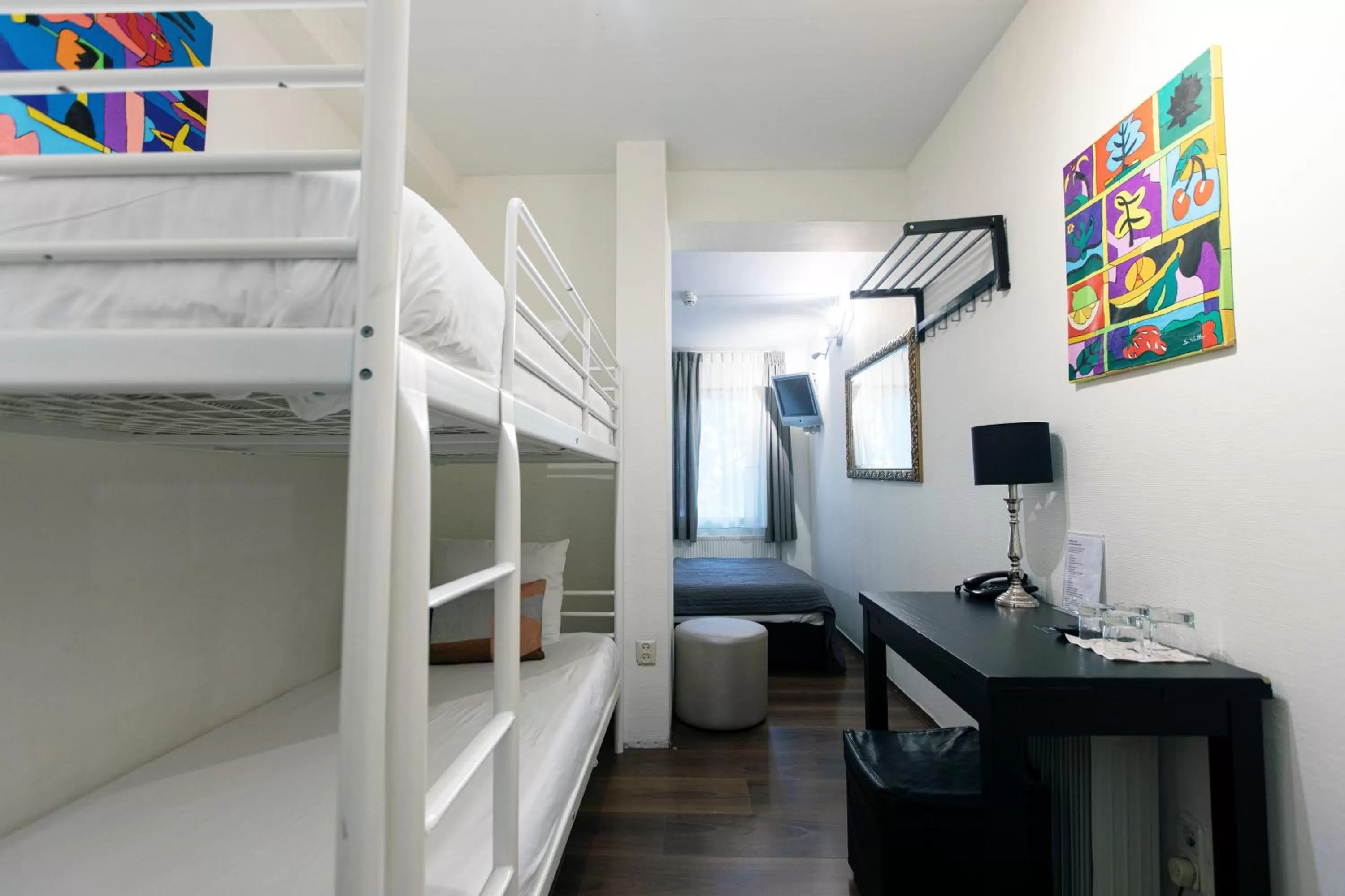 bunk bed, Bed in Quentin England Hotel