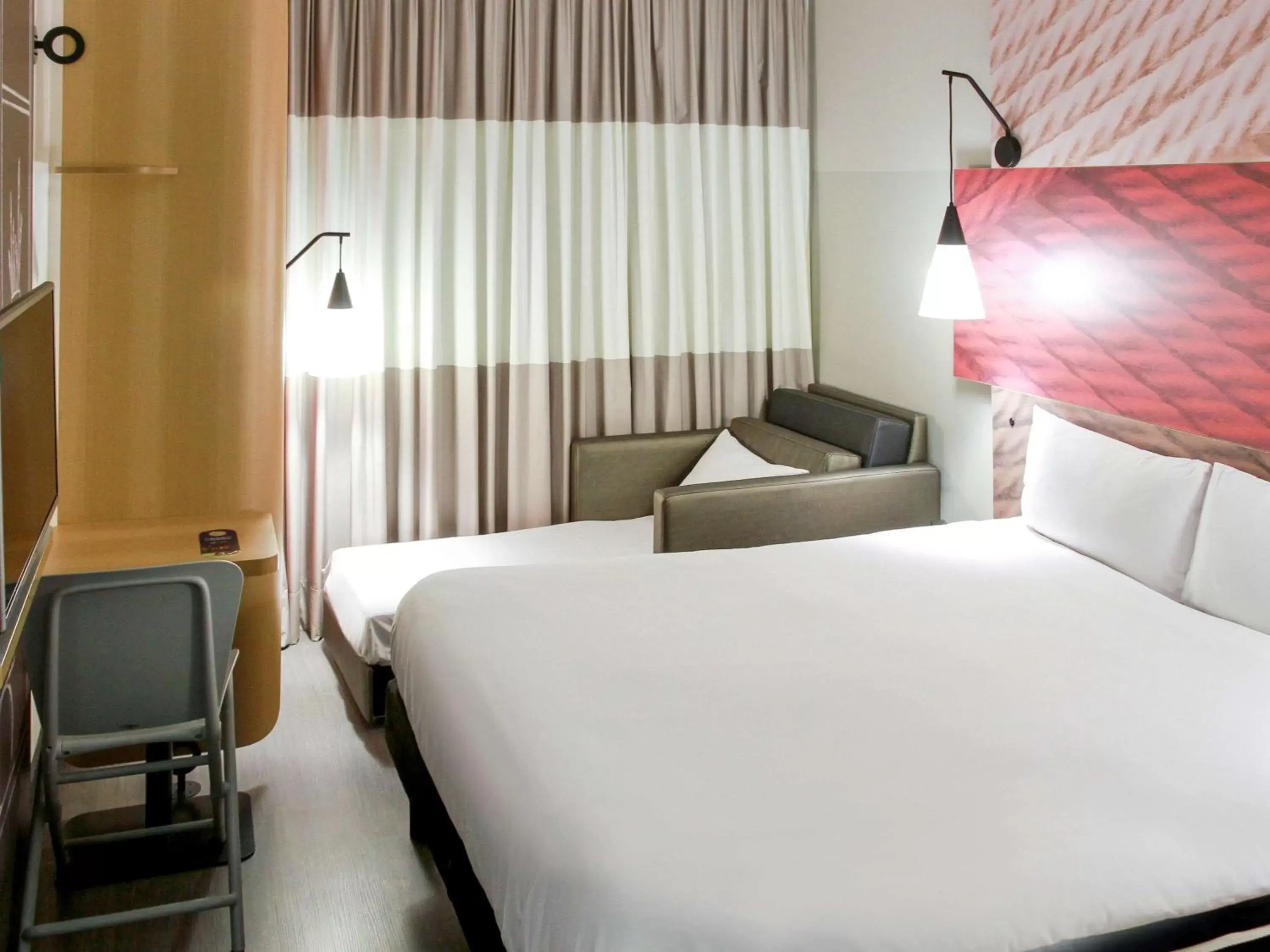 Photo of the whole room, Bed in ibis Osasco