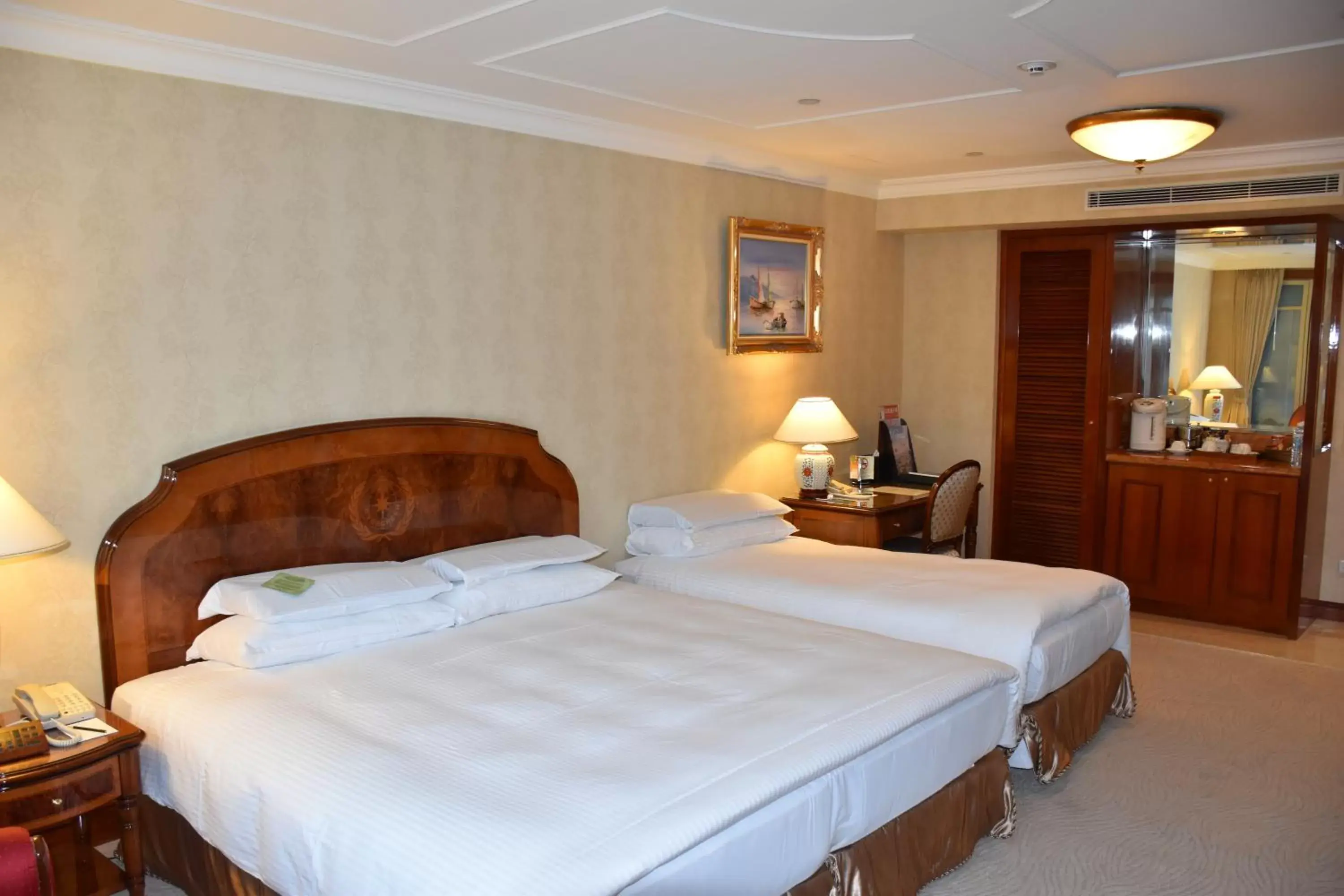 Photo of the whole room, Bed in Evergreen Laurel Hotel Taipei