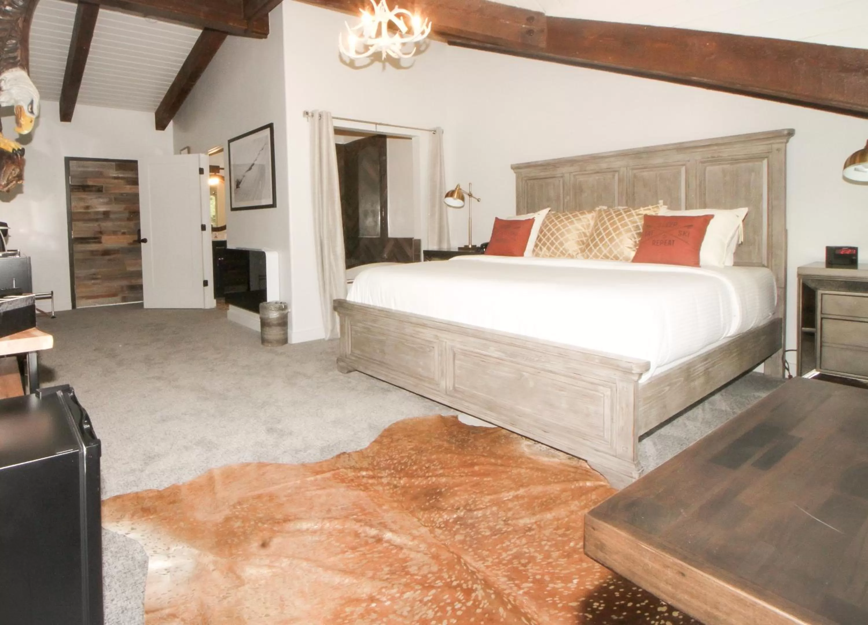 Bedroom, Bed in Alaskan Inn and Spa