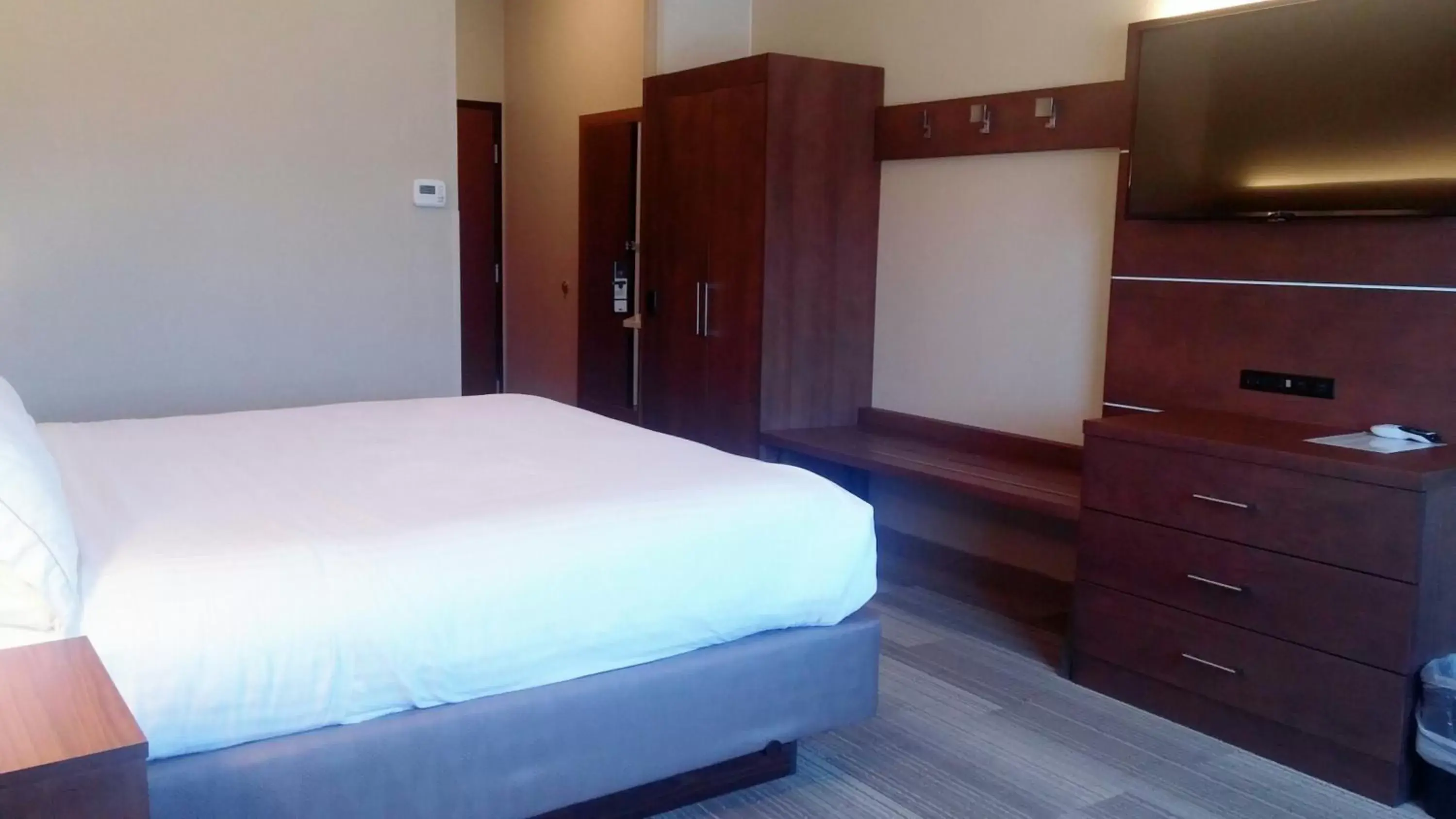 Bed in Holiday Inn Express & Suites - Miami, an IHG Hotel
