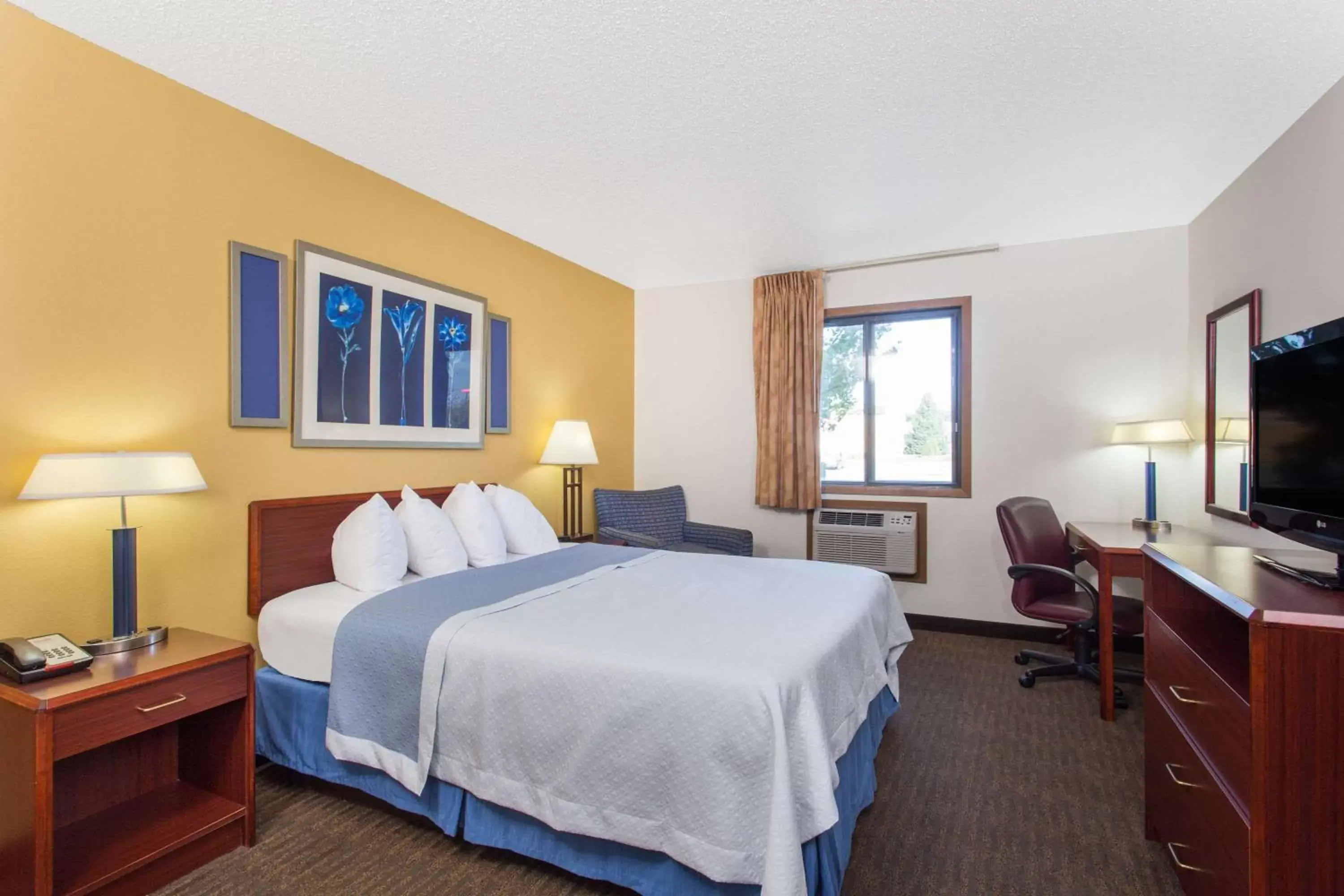 Photo of the whole room, Bed in Days Inn by Wyndham Austin Photo of the whole room, Bed in Days Inn by Wyndham Austin
