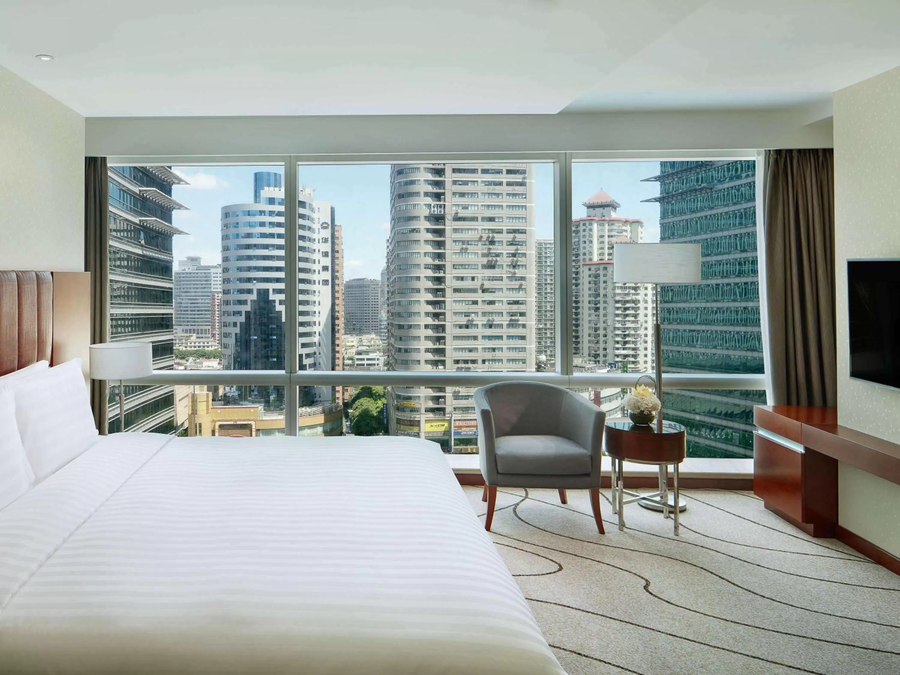 Photo of the whole room, Bed in Pullman Shanghai Central - In XinTianDi & Yu Garden Area