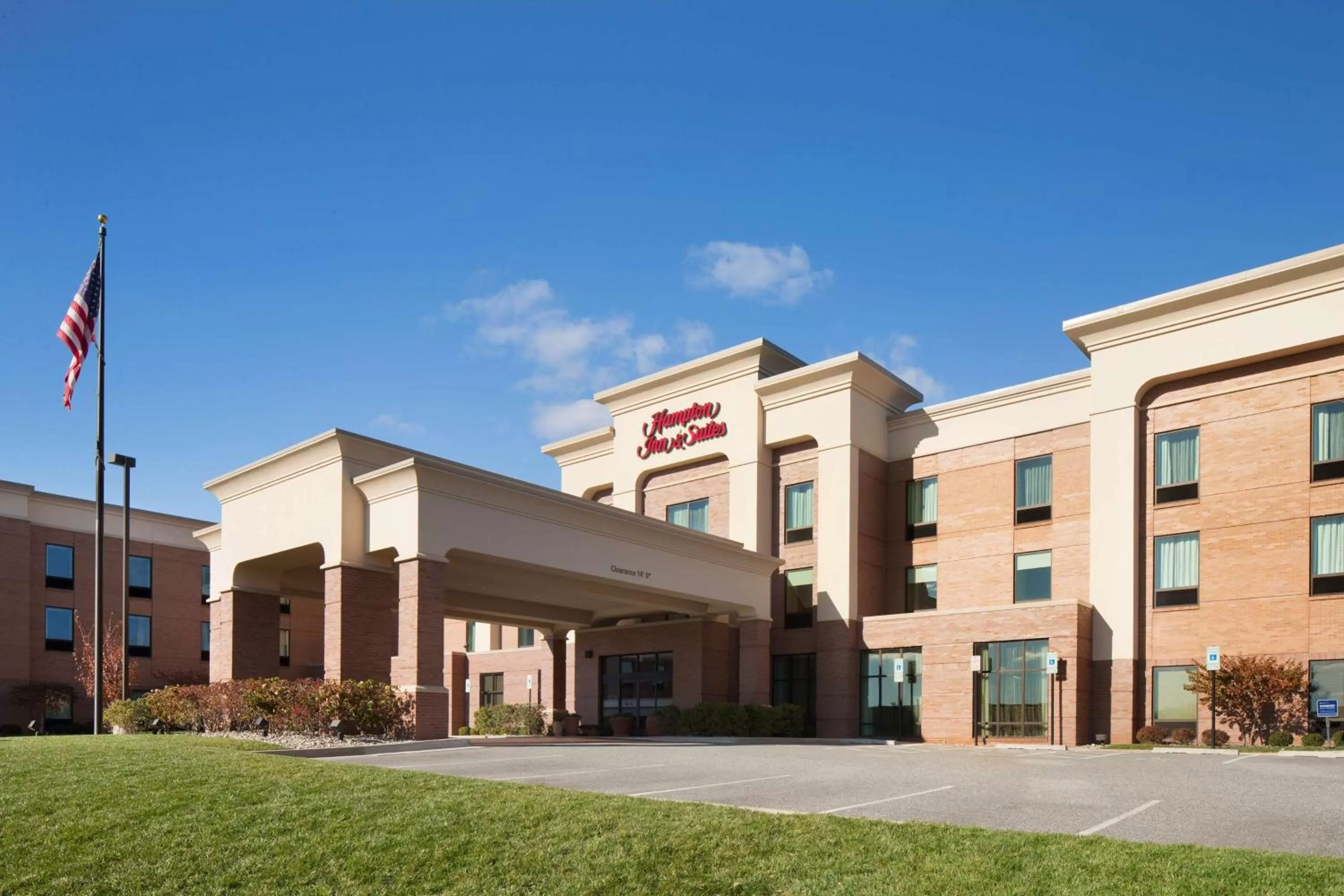 Property building in Hampton Inn & Suites Aberdeen/APG South