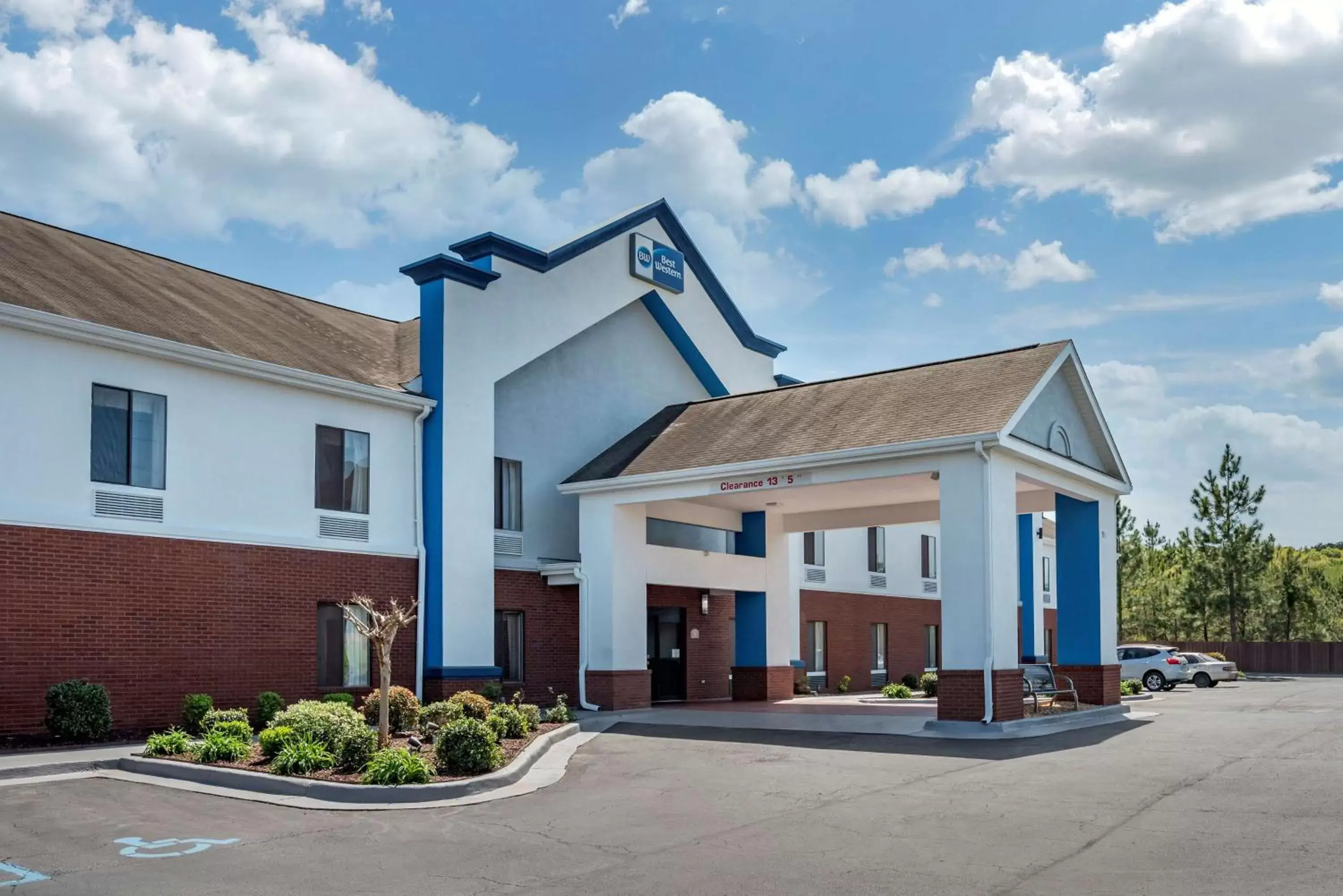 Property building in Best Western Troy Inn Property building in Best Western Troy Inn