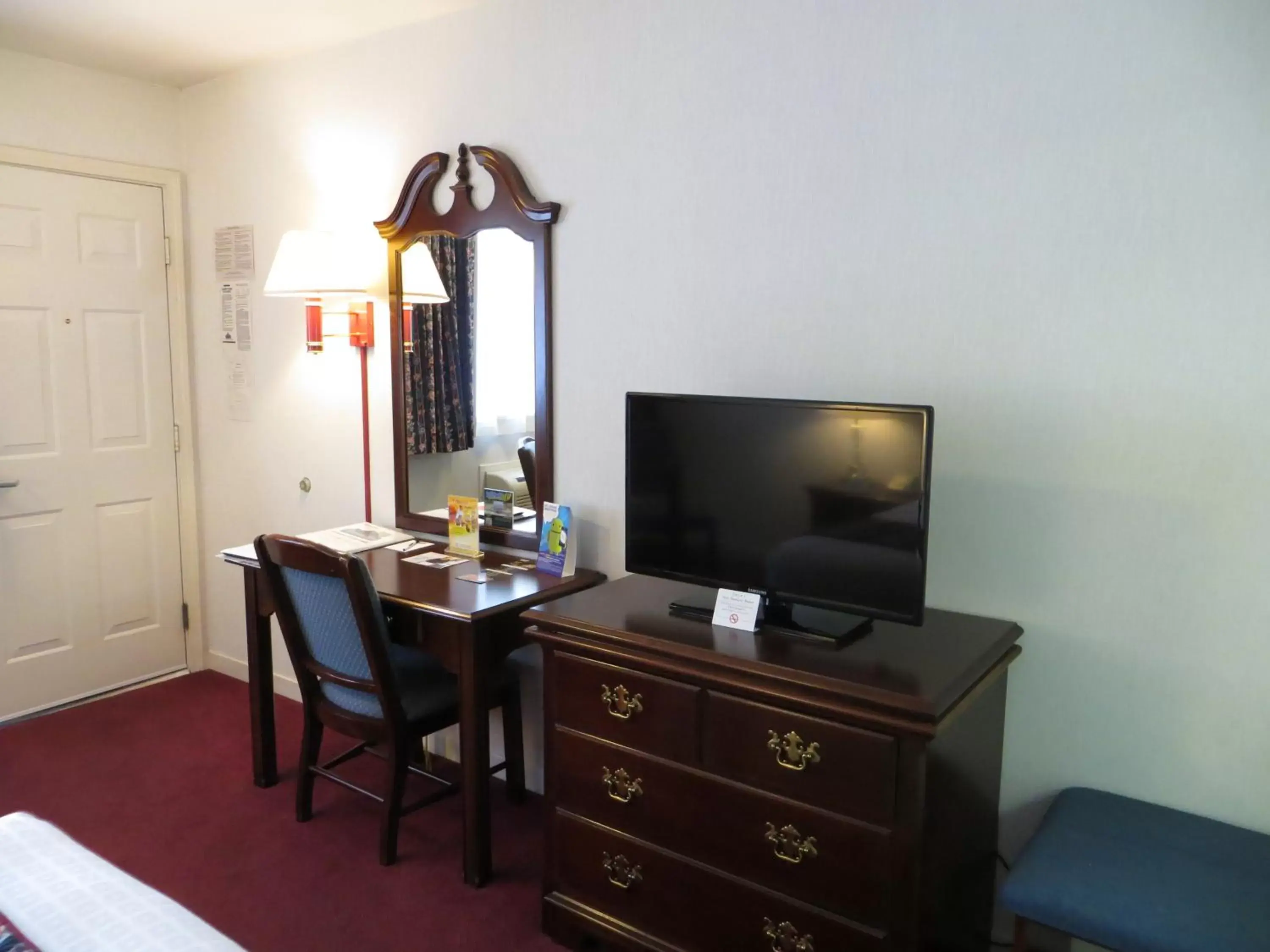 TV and multimedia, TV/Entertainment Center in Travelodge by Wyndham Redding CA